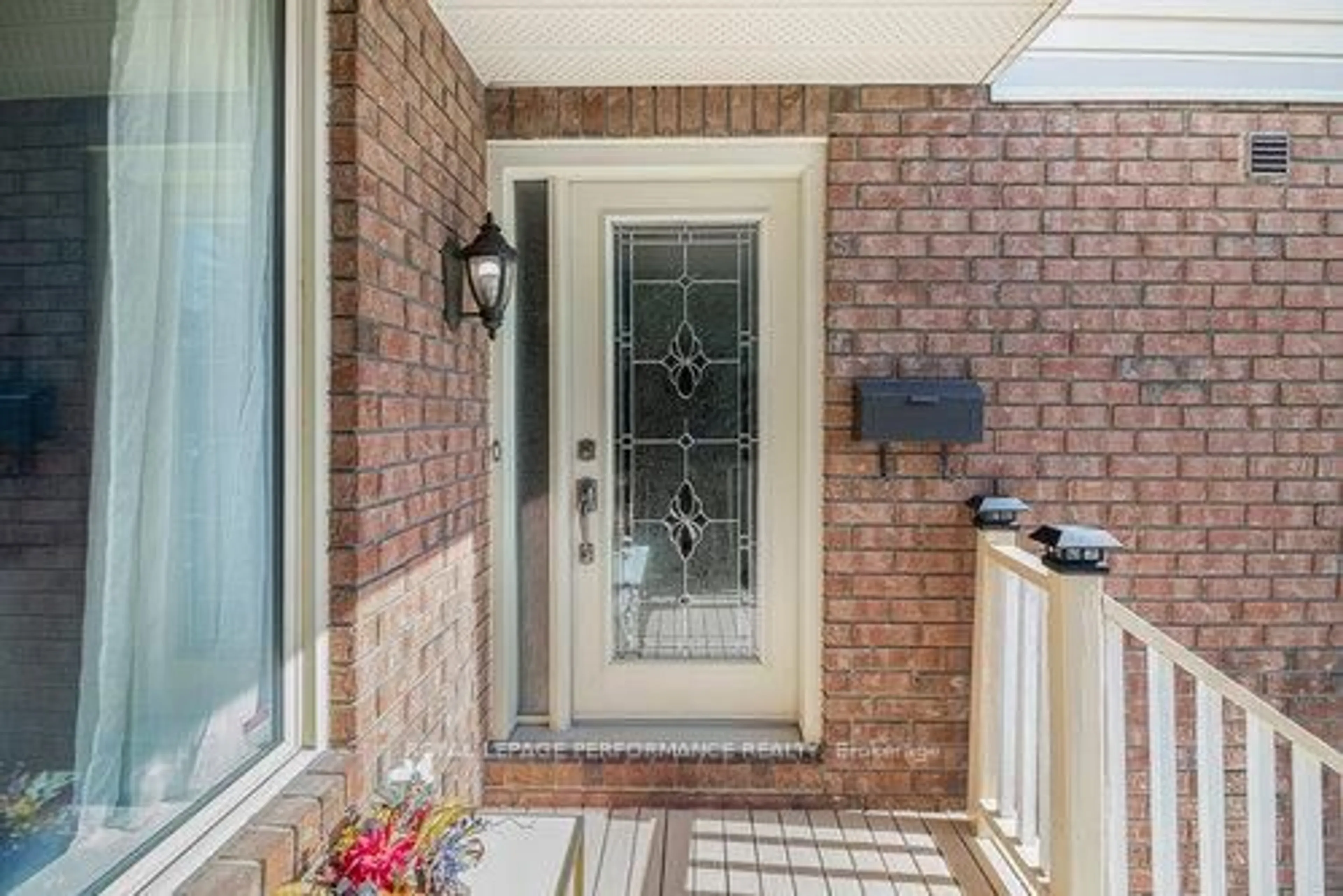 Indoor entryway for 27 Briermoor Cres, Ottawa Ontario K1T 3G7