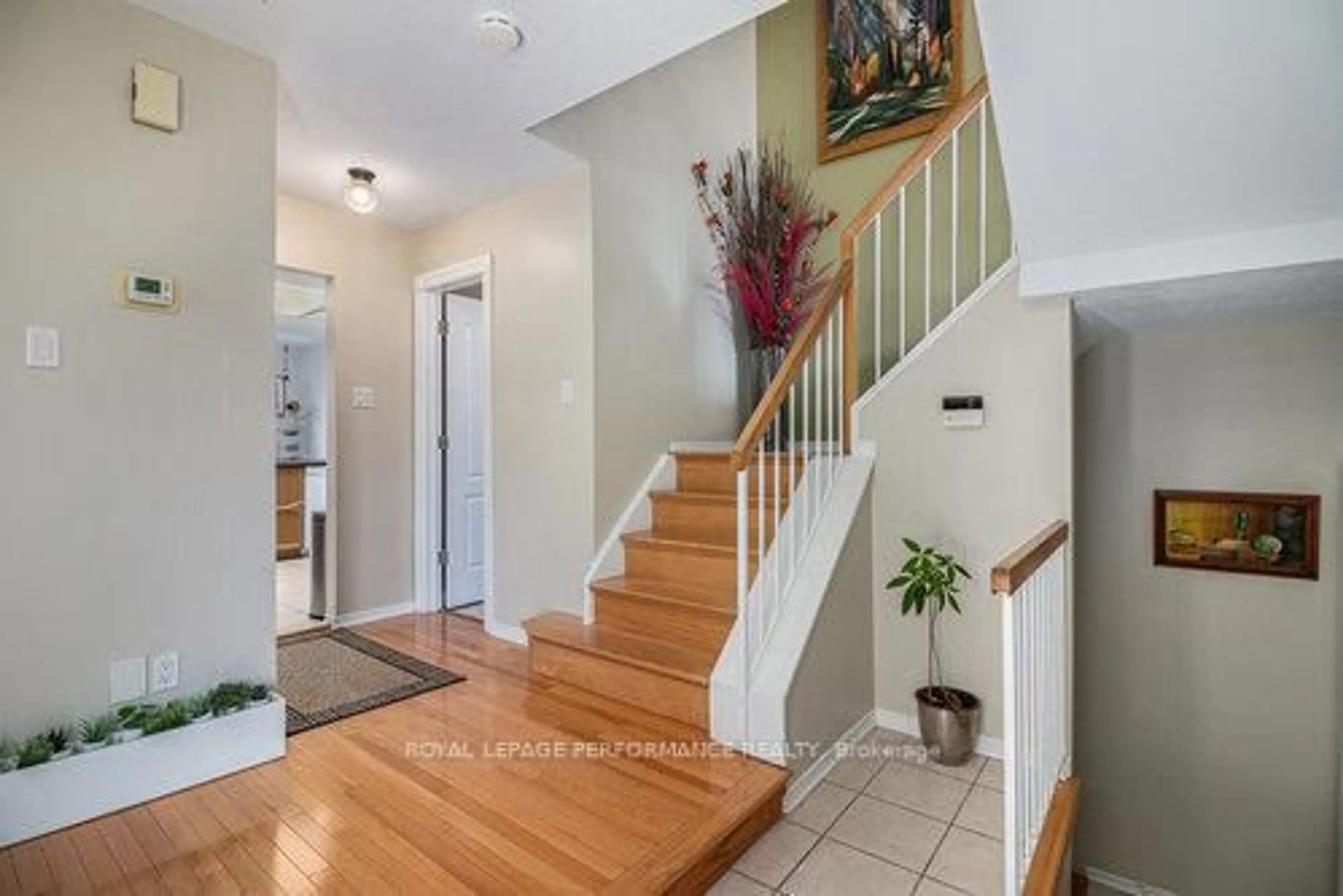 Indoor entryway for 27 Briermoor Cres, Ottawa Ontario K1T 3G7