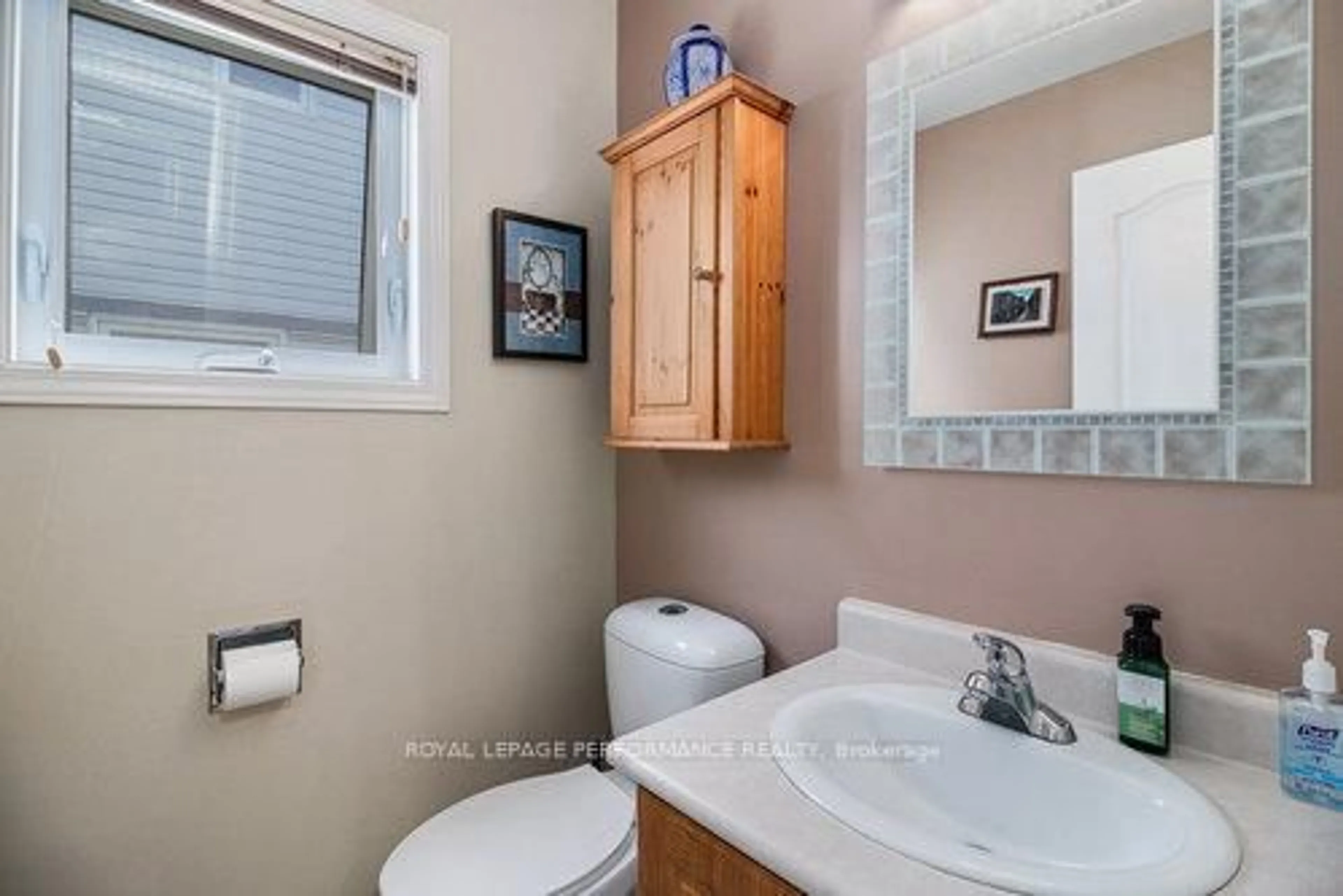 Standard bathroom, ceramic/tile floor for 27 Briermoor Cres, Ottawa Ontario K1T 3G7