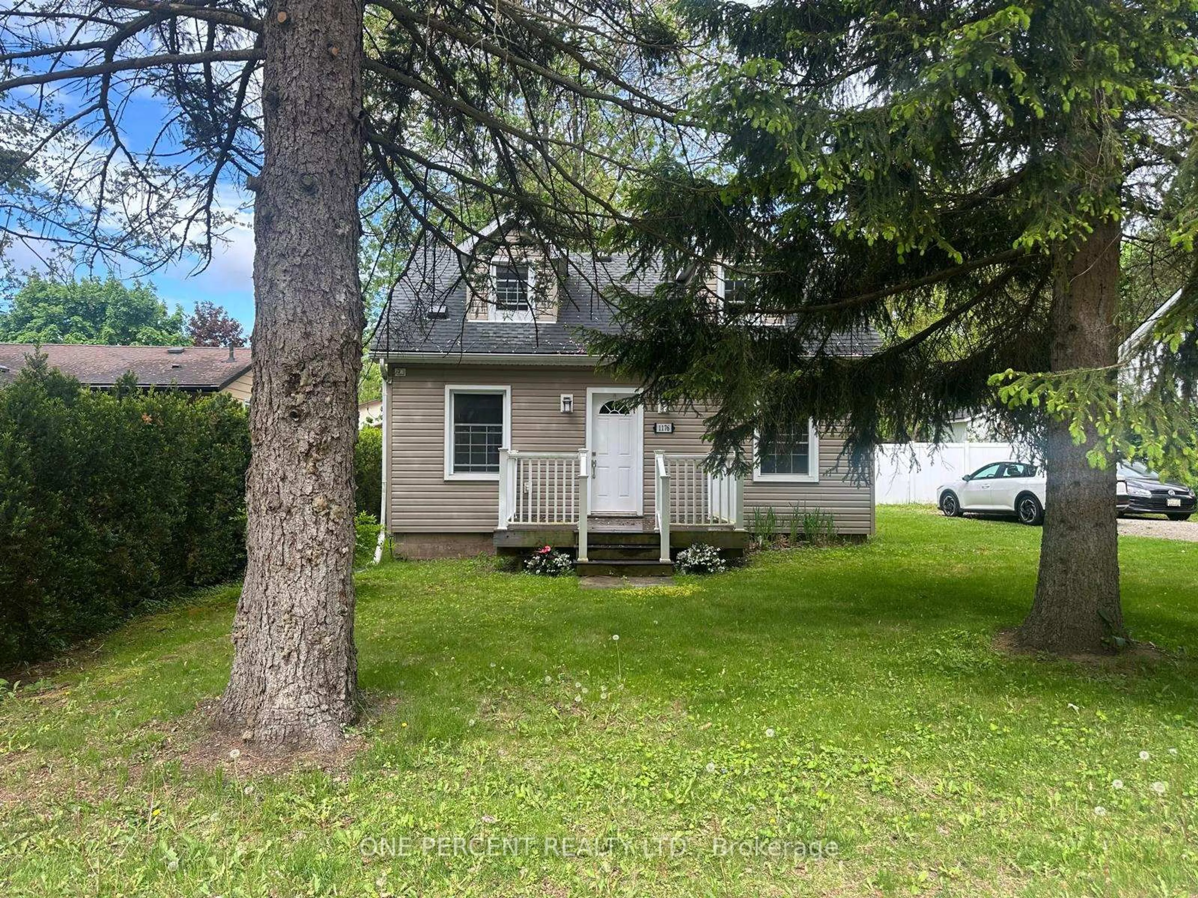 A pic from outside/outdoor area/front of a property/back of a property/a pic from drone, street for 1176 Haist St, Pelham Ontario L0S 1E2