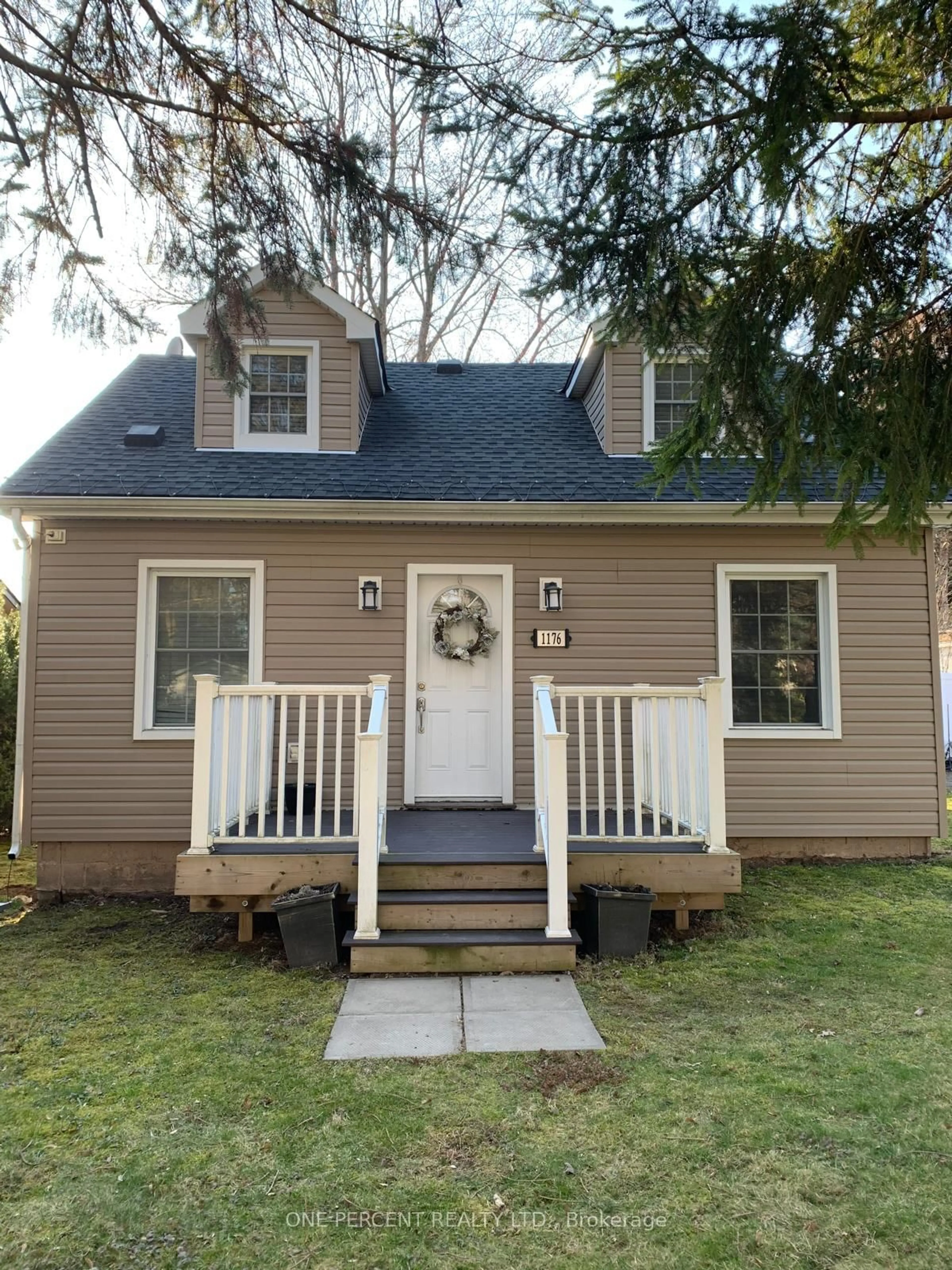 Home with vinyl exterior material, street for 1176 Haist St, Pelham Ontario L0S 1E2