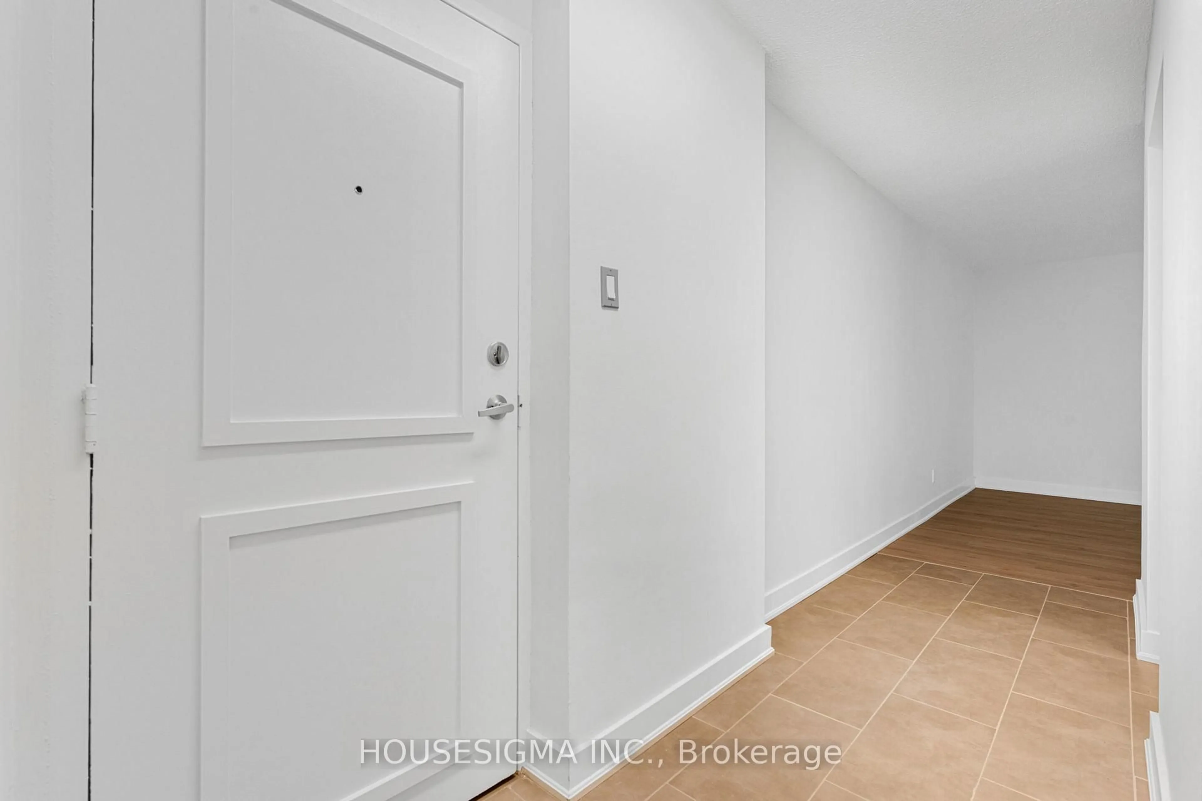 Indoor entryway for 6400 Huggins St #305, Niagara Falls Ontario L2J 3G5