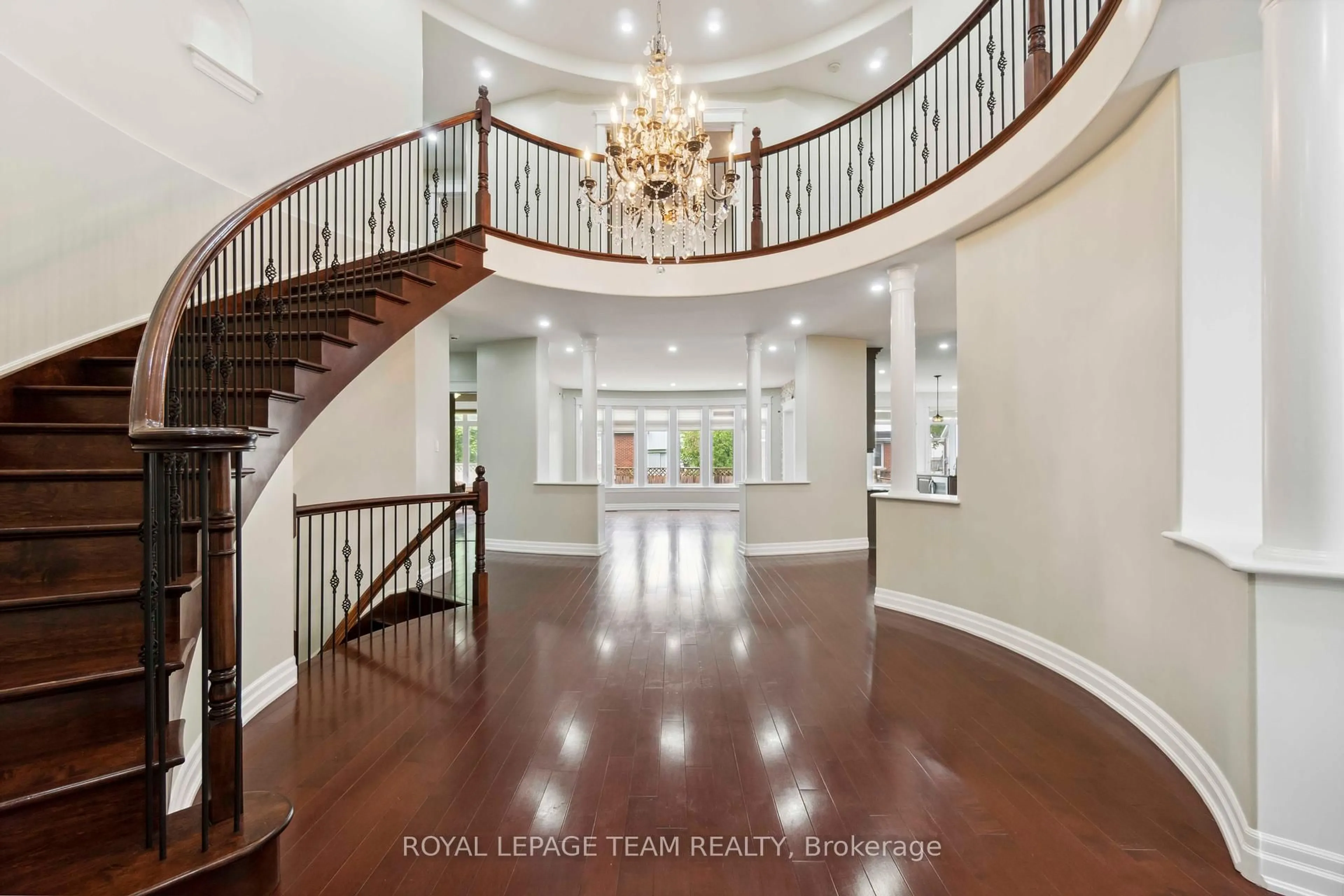 Indoor foyer for 215 Stevenson Cres, Renfrew Ontario K7V 1J4
