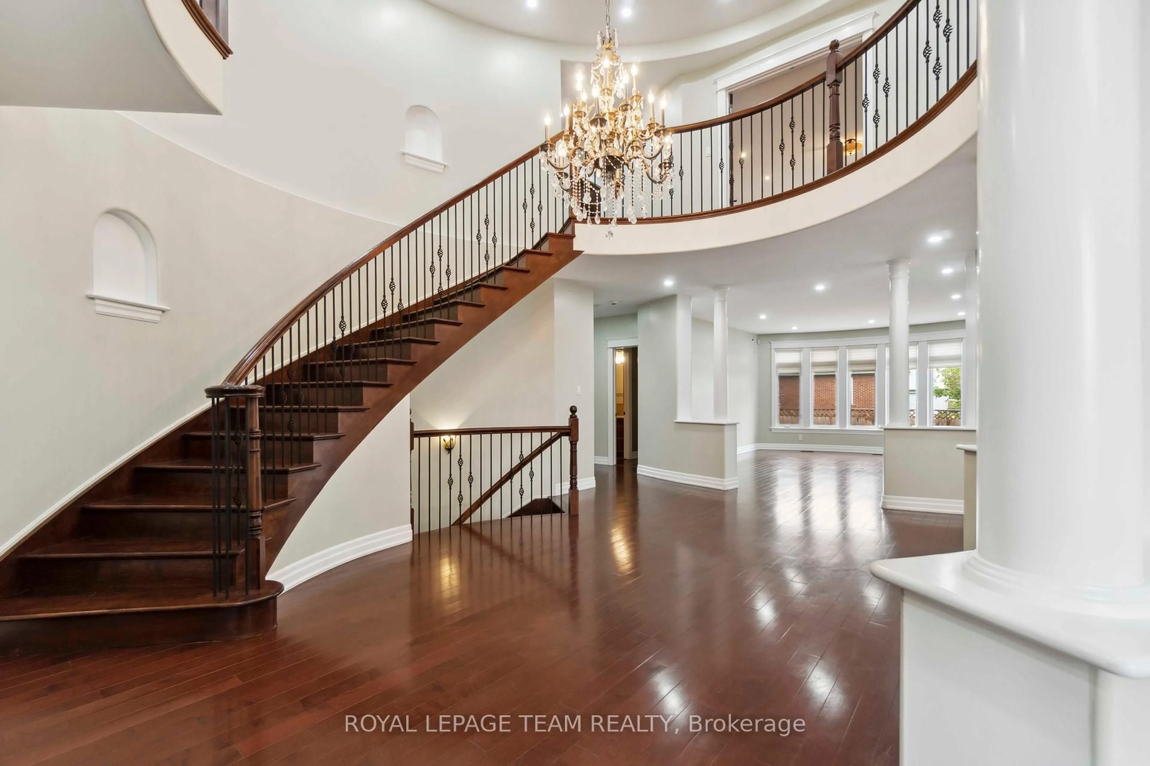Indoor foyer for 215 Stevenson Cres, Renfrew Ontario K7V 1J4
