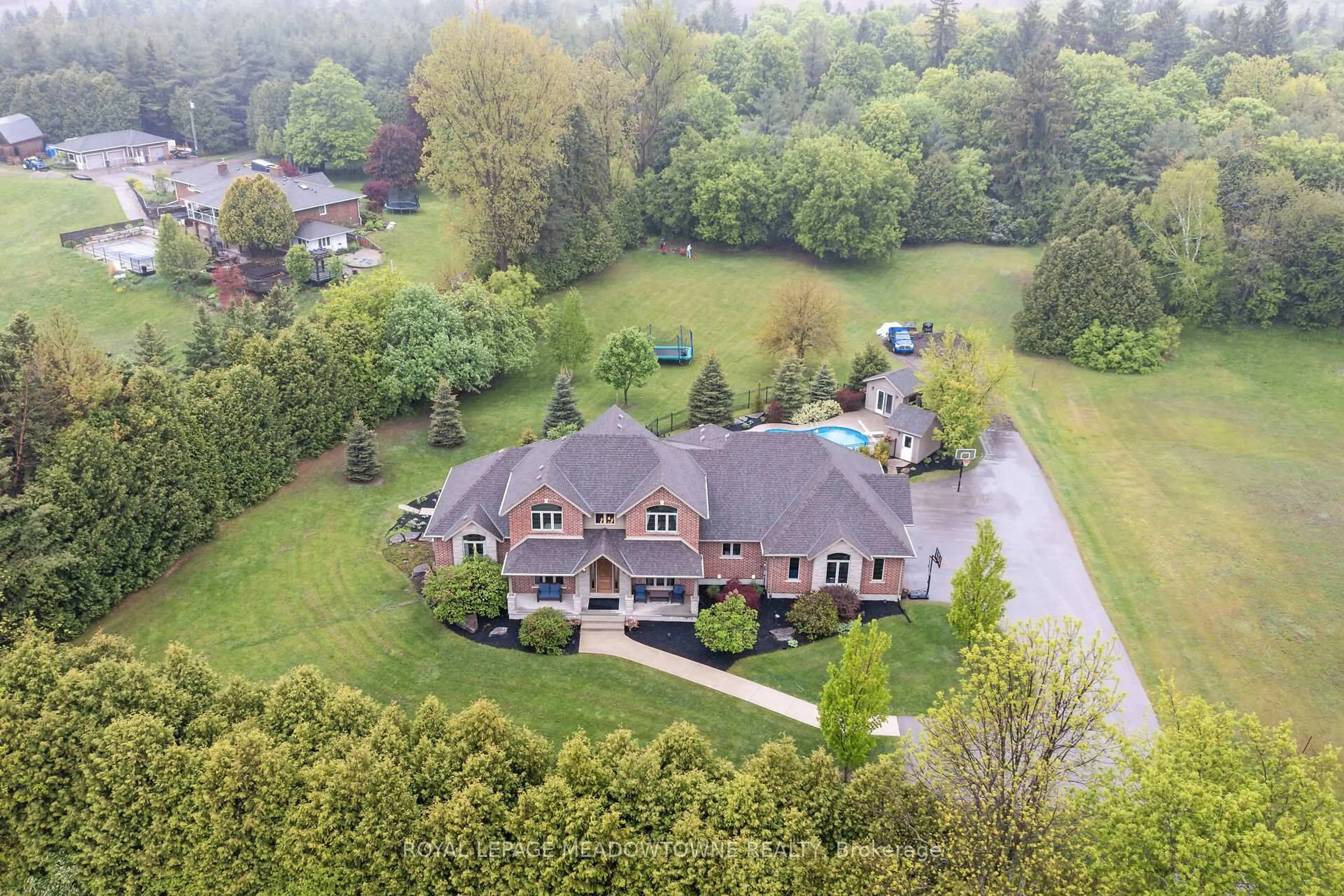 A pic from outside/outdoor area/front of a property/back of a property/a pic from drone, unknown for 7412 Boyce Dr, Puslinch Ontario N0B 2J0
