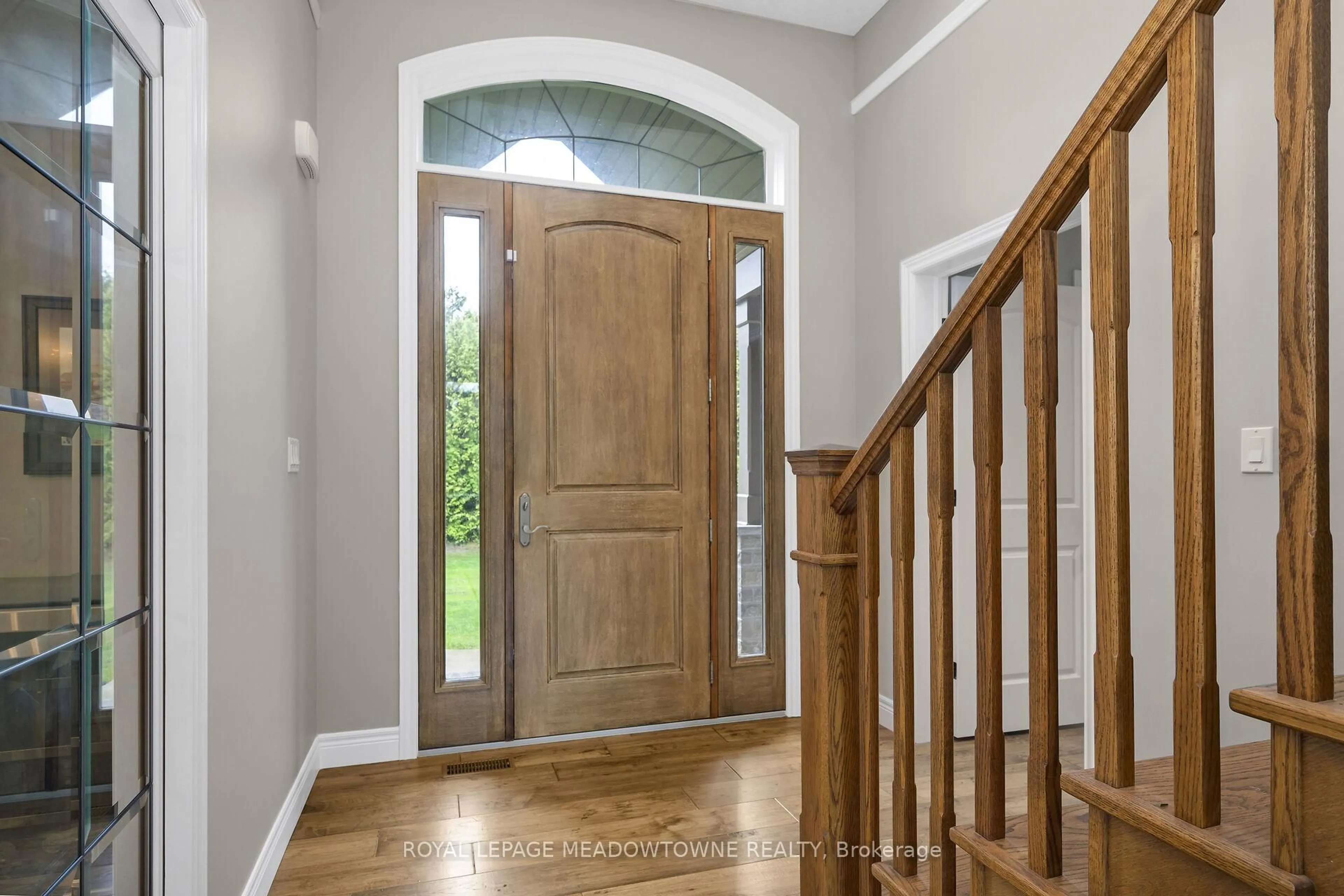 Indoor entryway for 7412 Boyce Dr, Puslinch Ontario N0B 2J0