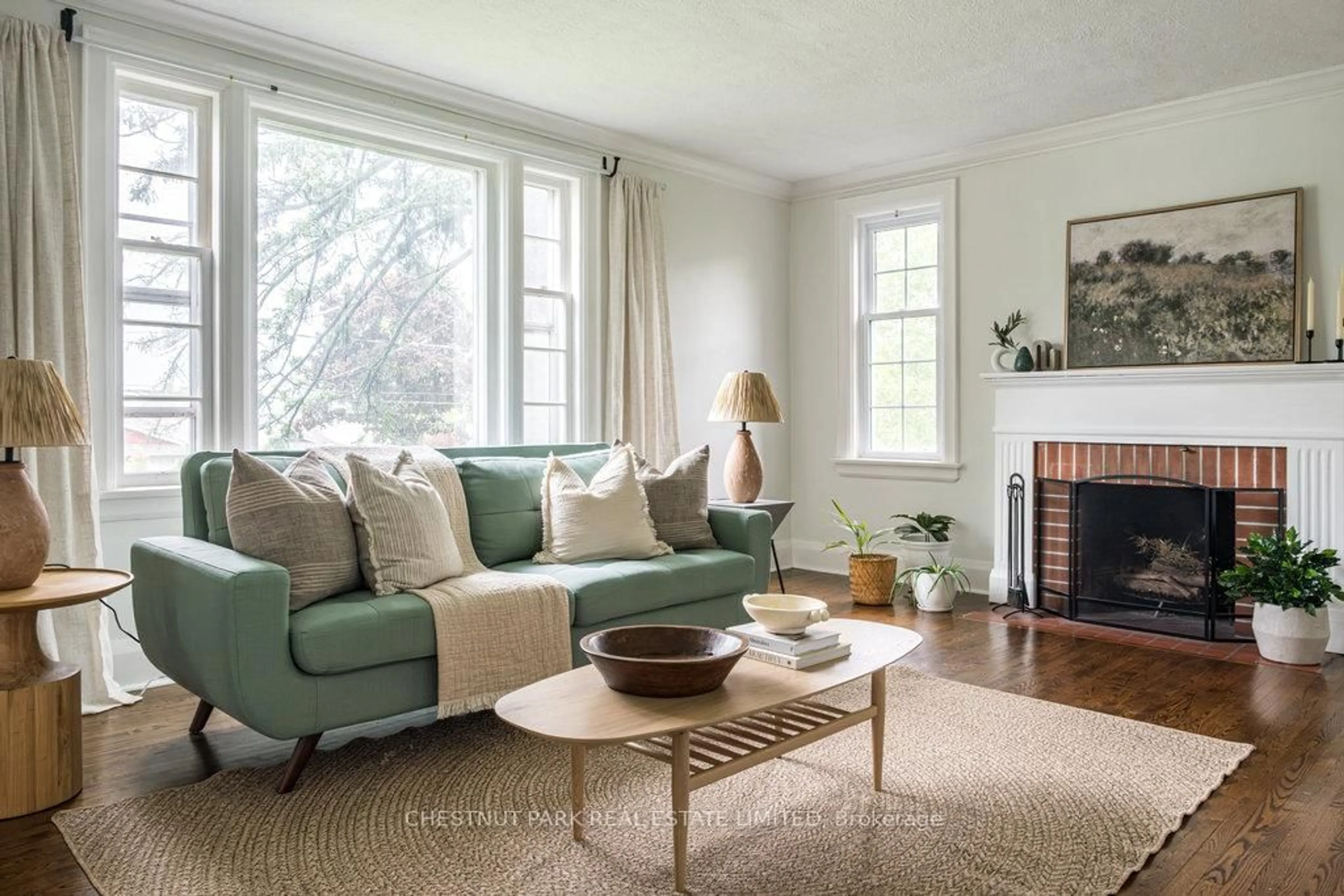 Living room with furniture, unknown for 5170 King St, Lincoln Ontario L0R 1B0