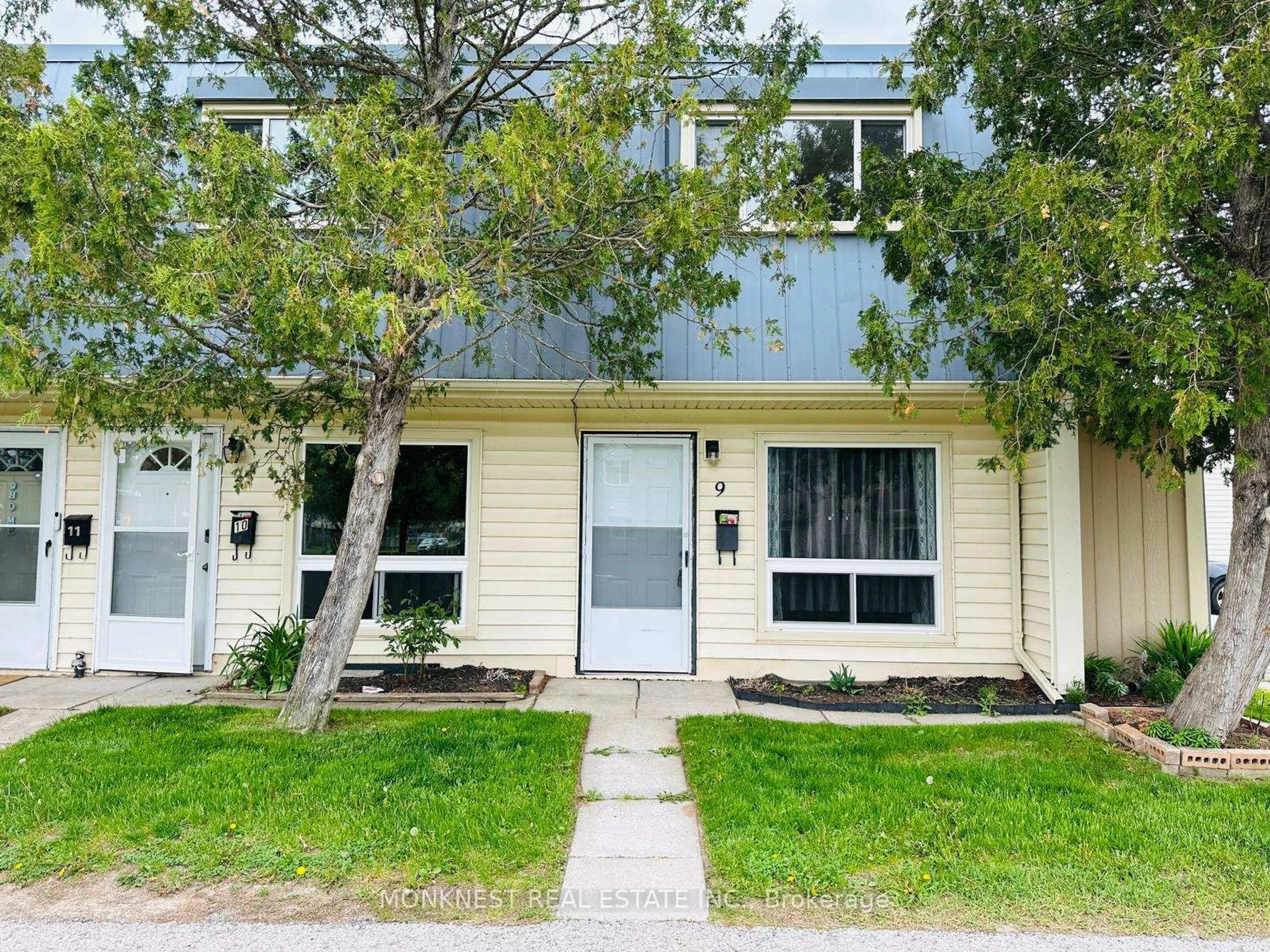 Home with vinyl exterior material, street for 8646 Willoughby Dr #9, Niagara Falls Ontario L2G 6X7