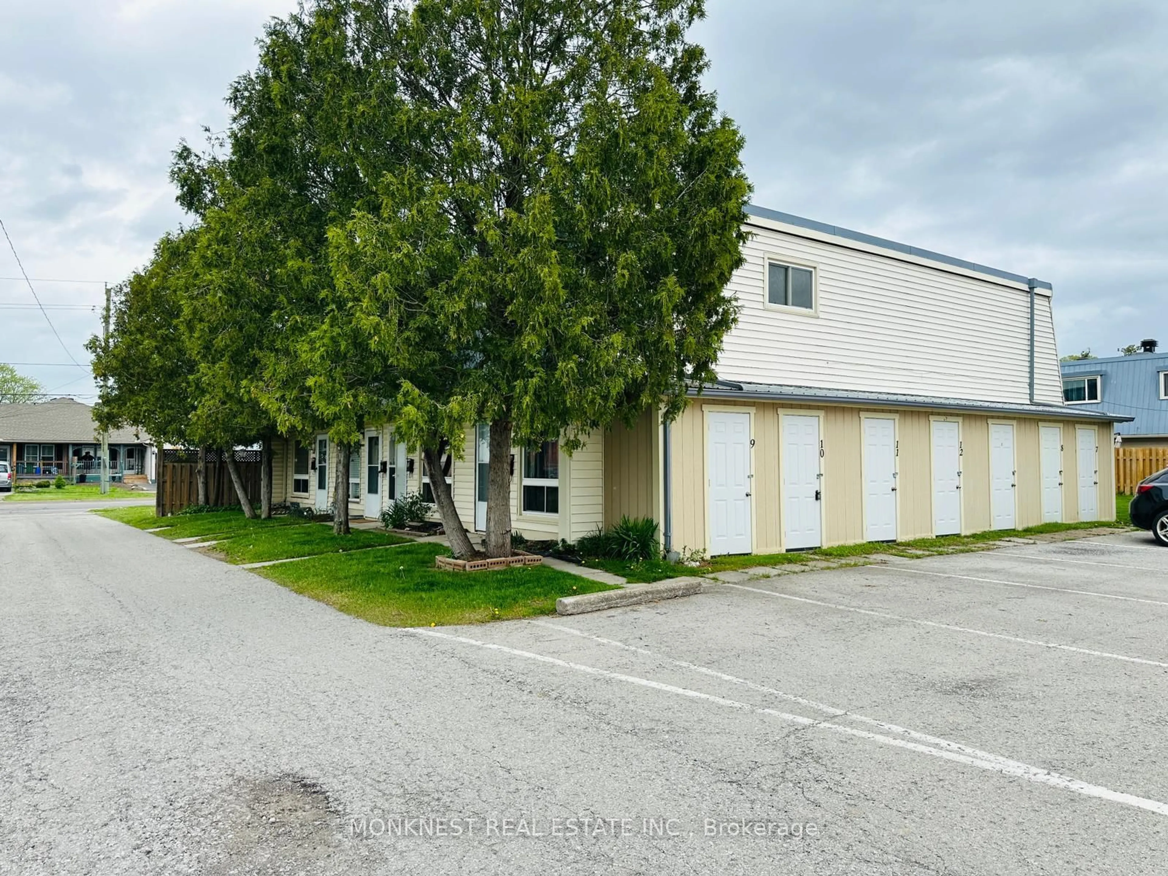 A pic from outside/outdoor area/front of a property/back of a property/a pic from drone, building for 8646 Willoughby Dr #9, Niagara Falls Ontario L2G 6X7