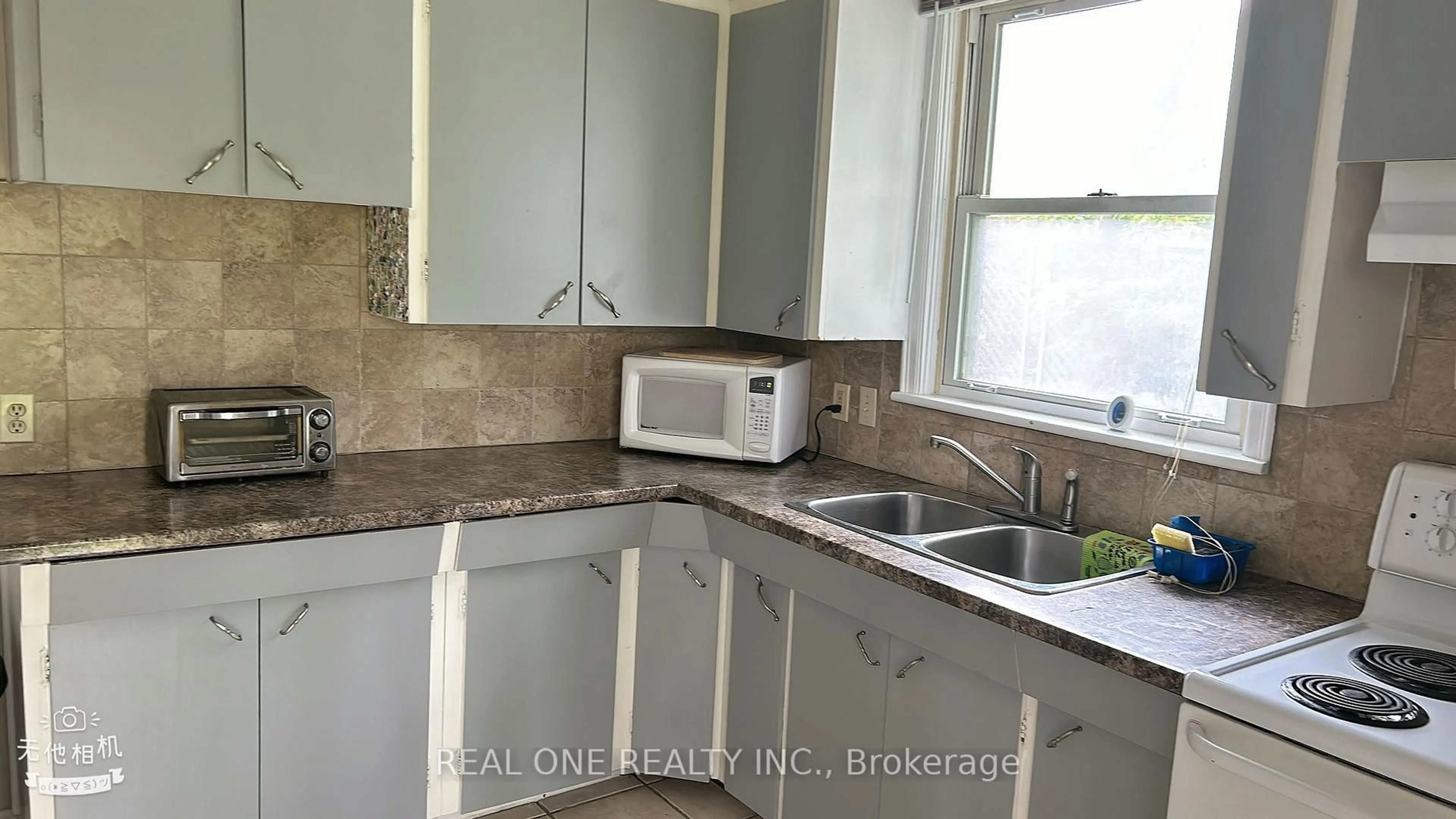 Standard kitchen, unknown for 92 Binkley Cres, Hamilton Ontario L8S 3K8