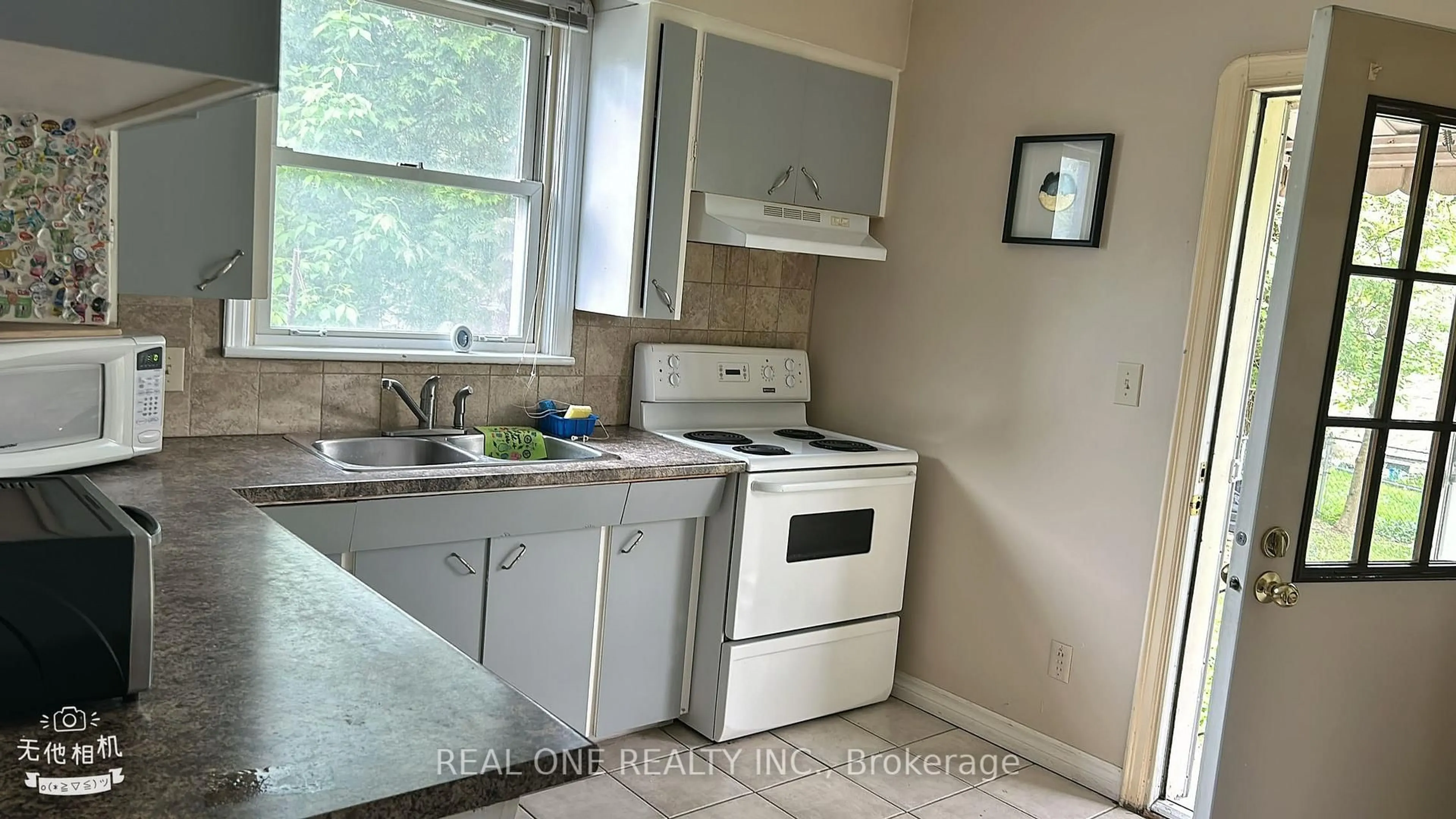 Standard kitchen, unknown for 92 Binkley Cres, Hamilton Ontario L8S 3K8