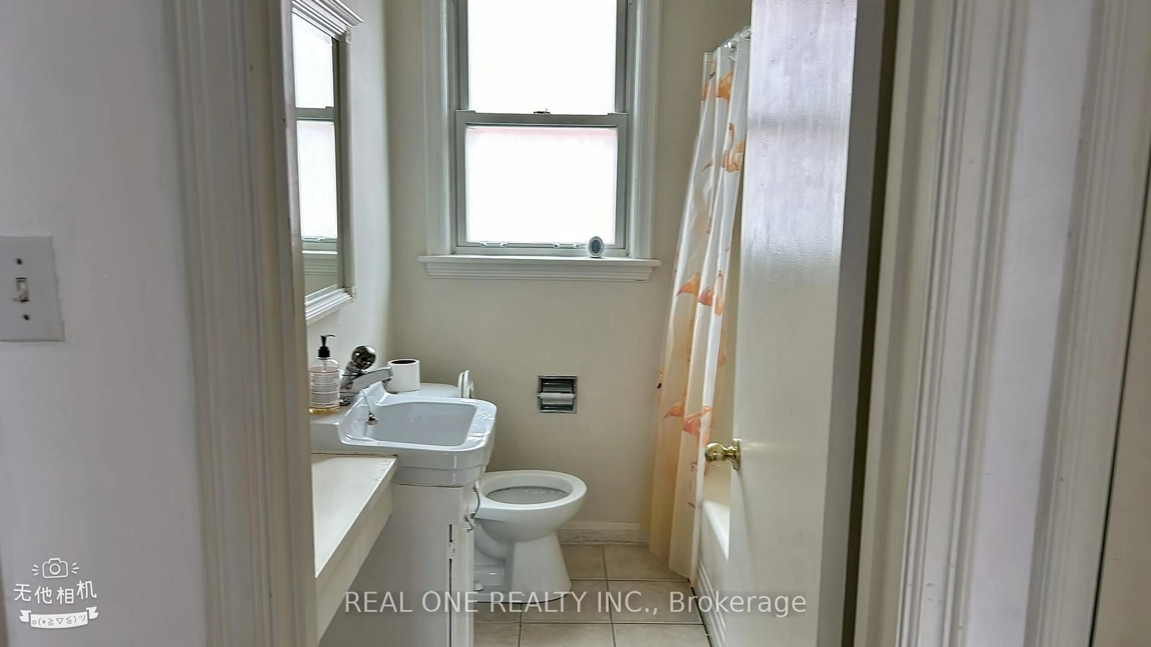 Standard bathroom, ceramic/tile floor for 92 Binkley Cres, Hamilton Ontario L8S 3K8