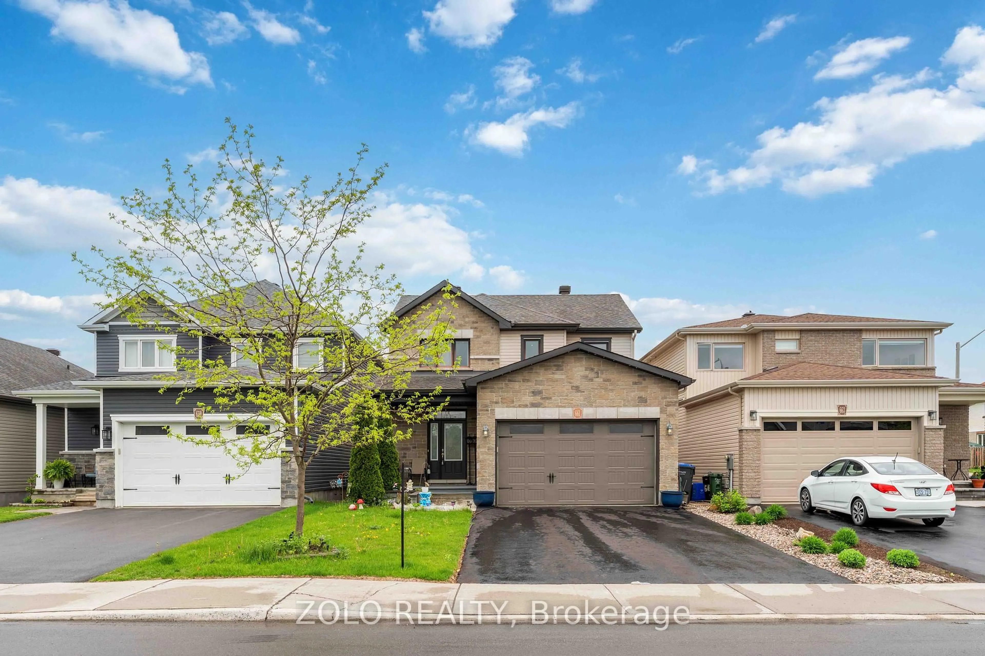 A pic from outside/outdoor area/front of a property/back of a property/a pic from drone, street for 661 Parade Dr, Ottawa Ontario K2S 0Z2