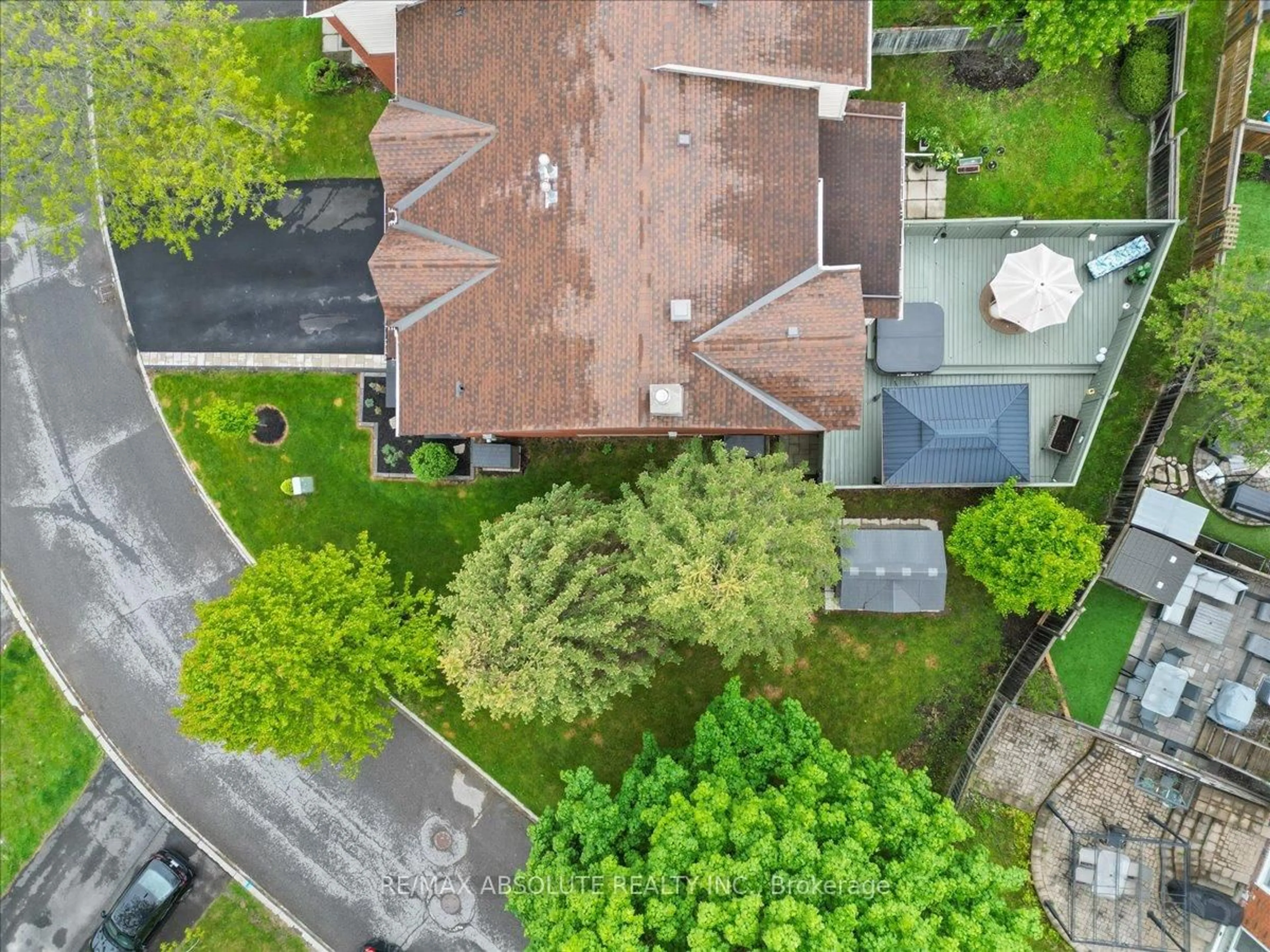A pic from outside/outdoor area/front of a property/back of a property/a pic from drone, street for 21 Cedarock Dr, Ottawa Ontario K2M 2H6
