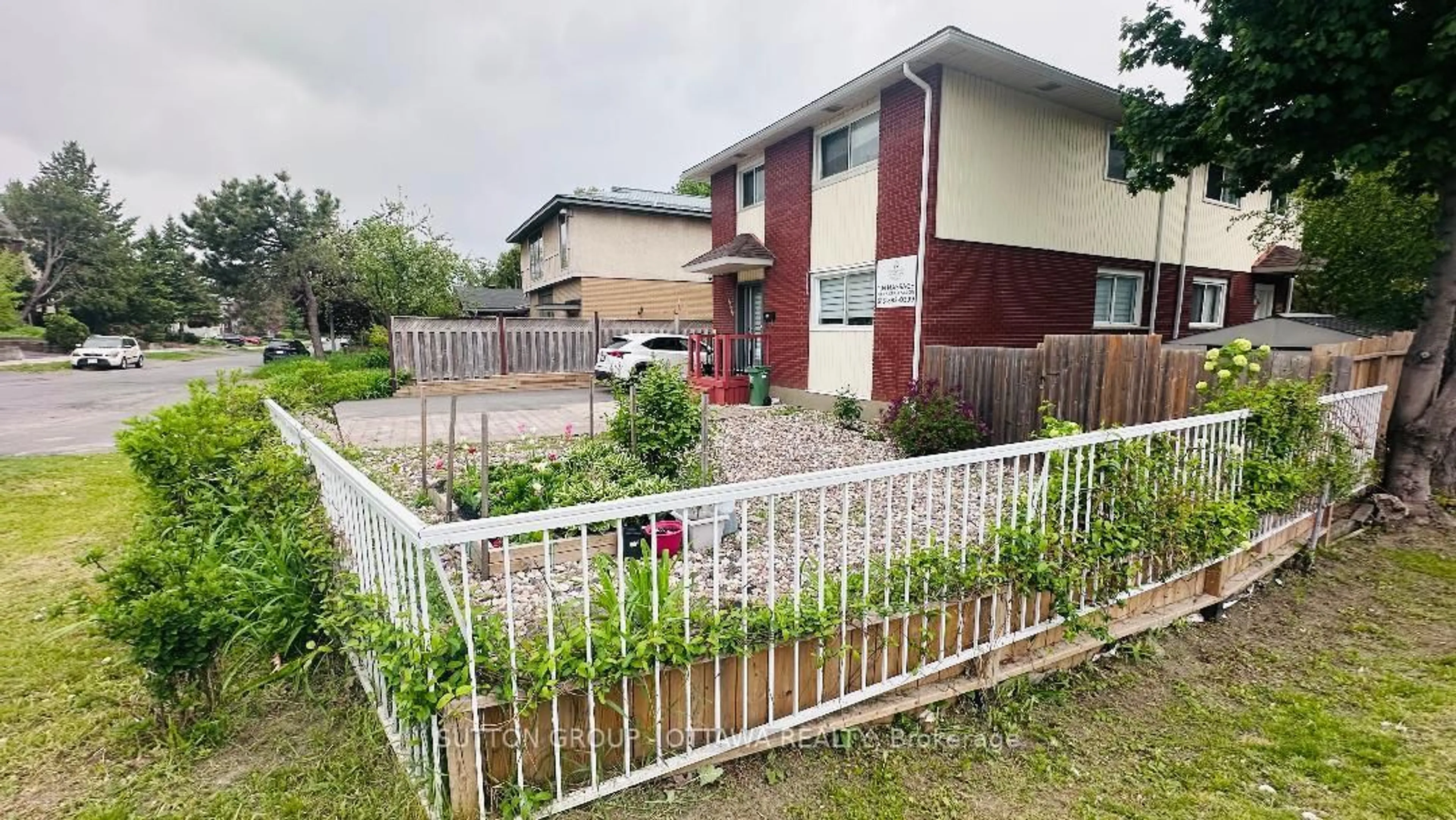 A pic from outside/outdoor area/front of a property/back of a property/a pic from drone, unknown for 2675 Marie St, Ottawa Ontario K2B 7E3