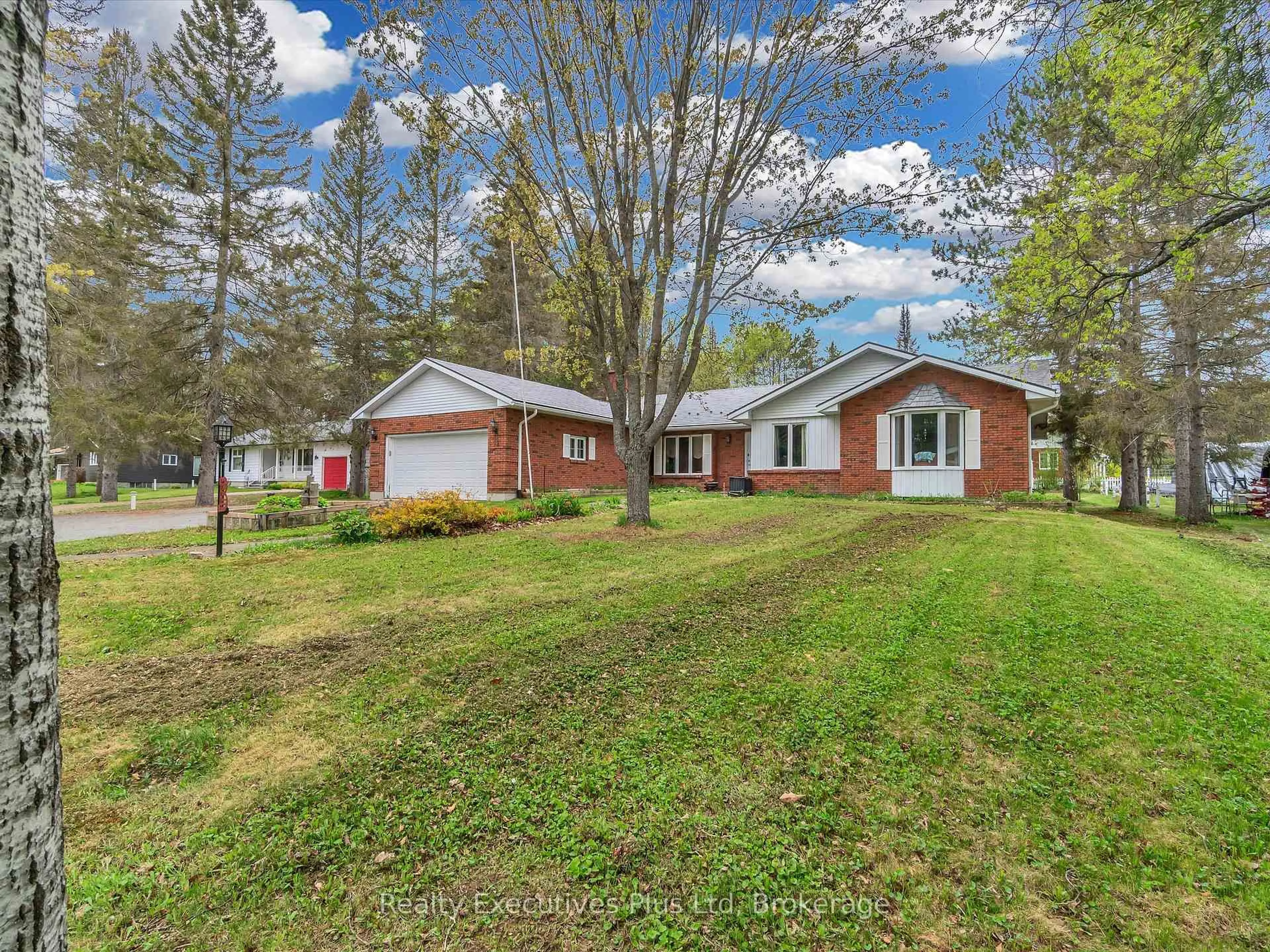 A pic from outside/outdoor area/front of a property/back of a property/a pic from drone, unknown for 12 Robert St, Sundridge Ontario P0A 1Z0