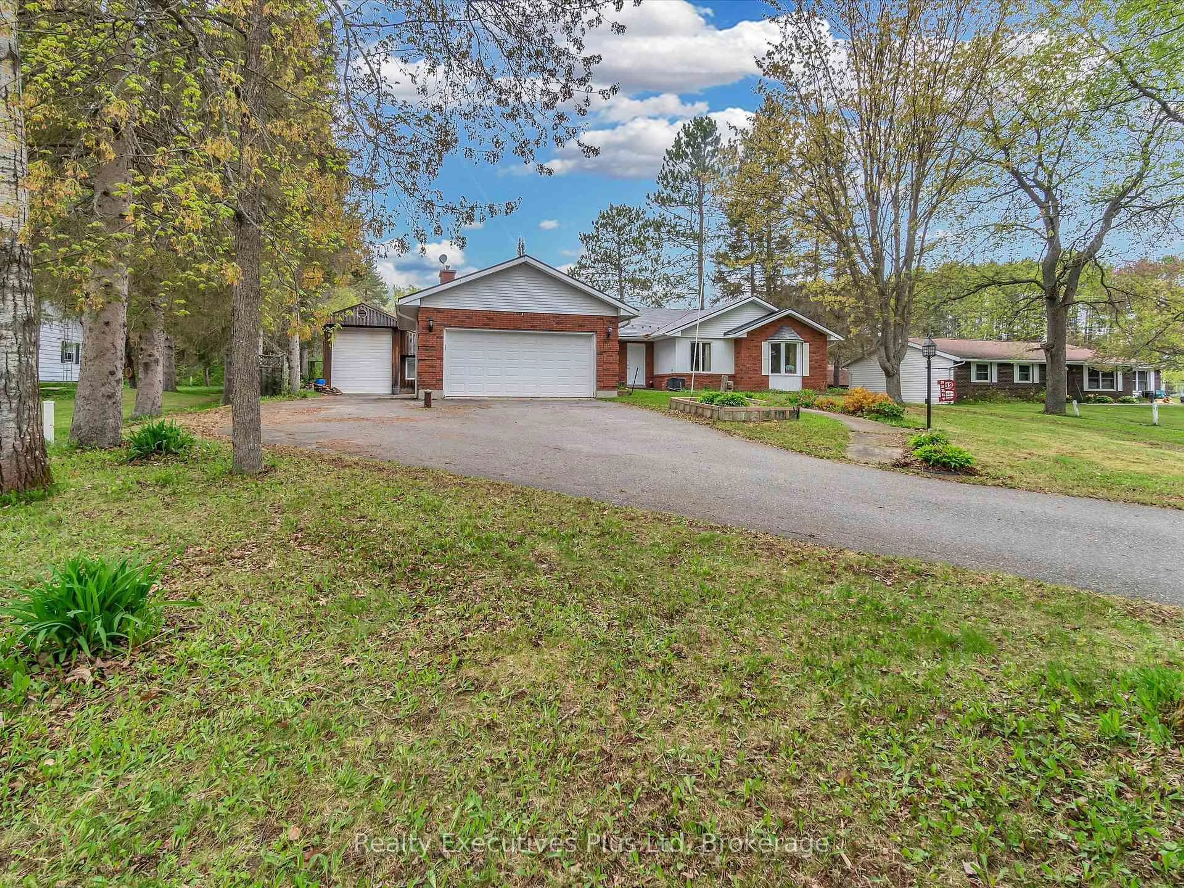 A pic from outside/outdoor area/front of a property/back of a property/a pic from drone, street for 12 Robert St, Sundridge Ontario P0A 1Z0