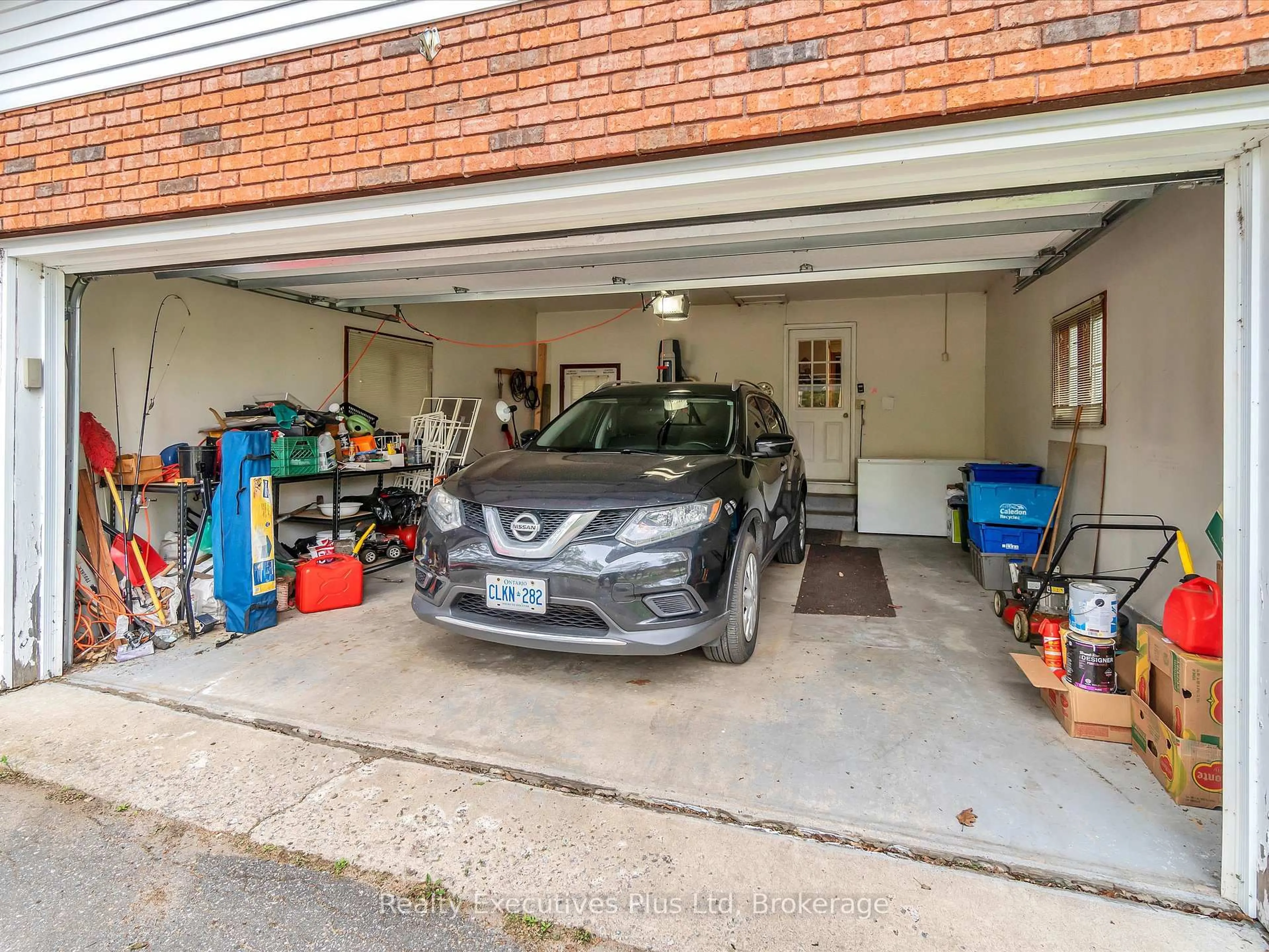 Indoor garage for 12 Robert St, Sundridge Ontario P0A 1Z0