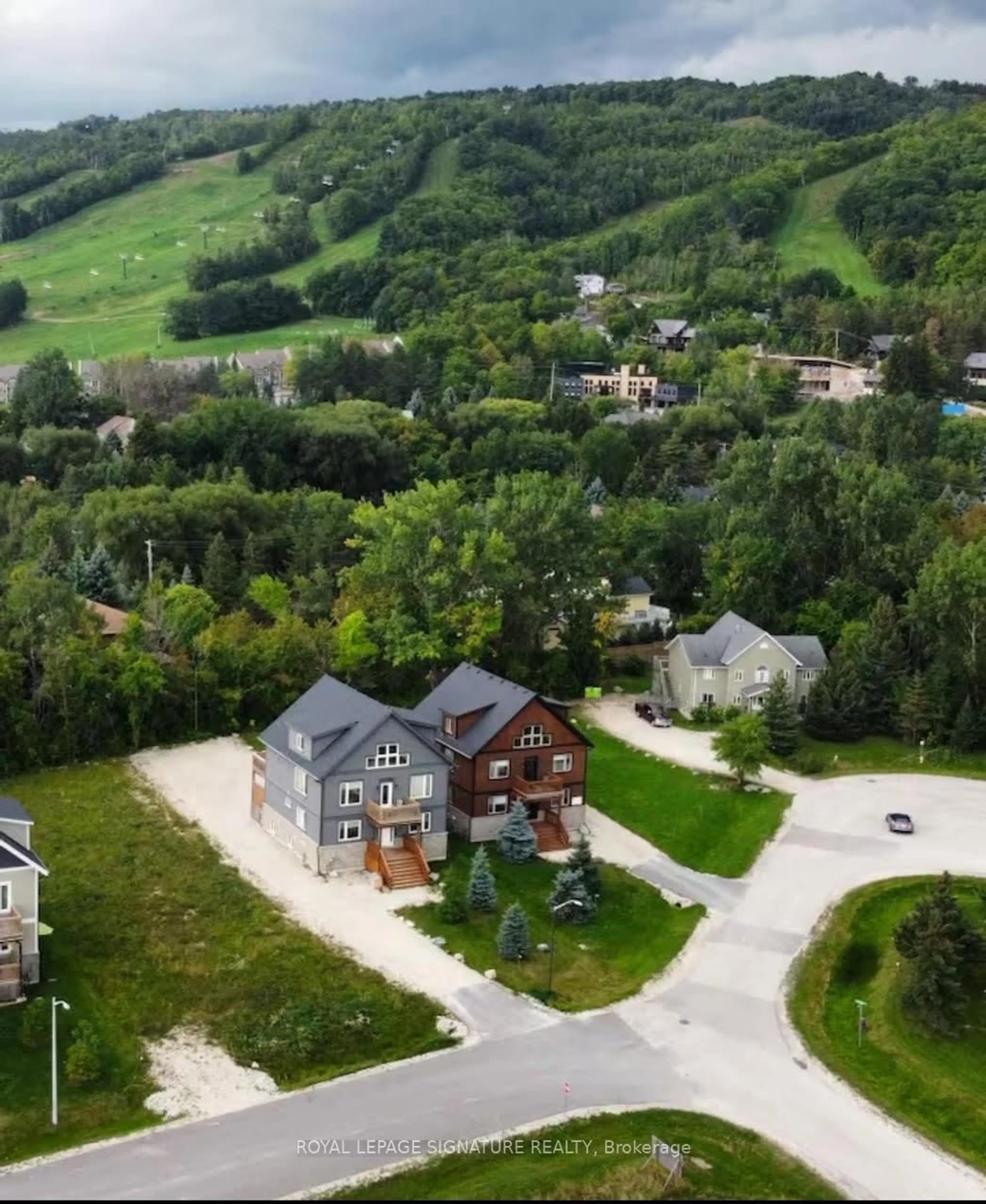 A pic from outside/outdoor area/front of a property/back of a property/a pic from drone, unknown for 100 Pilsen Way, Blue Mountains Ontario L9Y 0N7