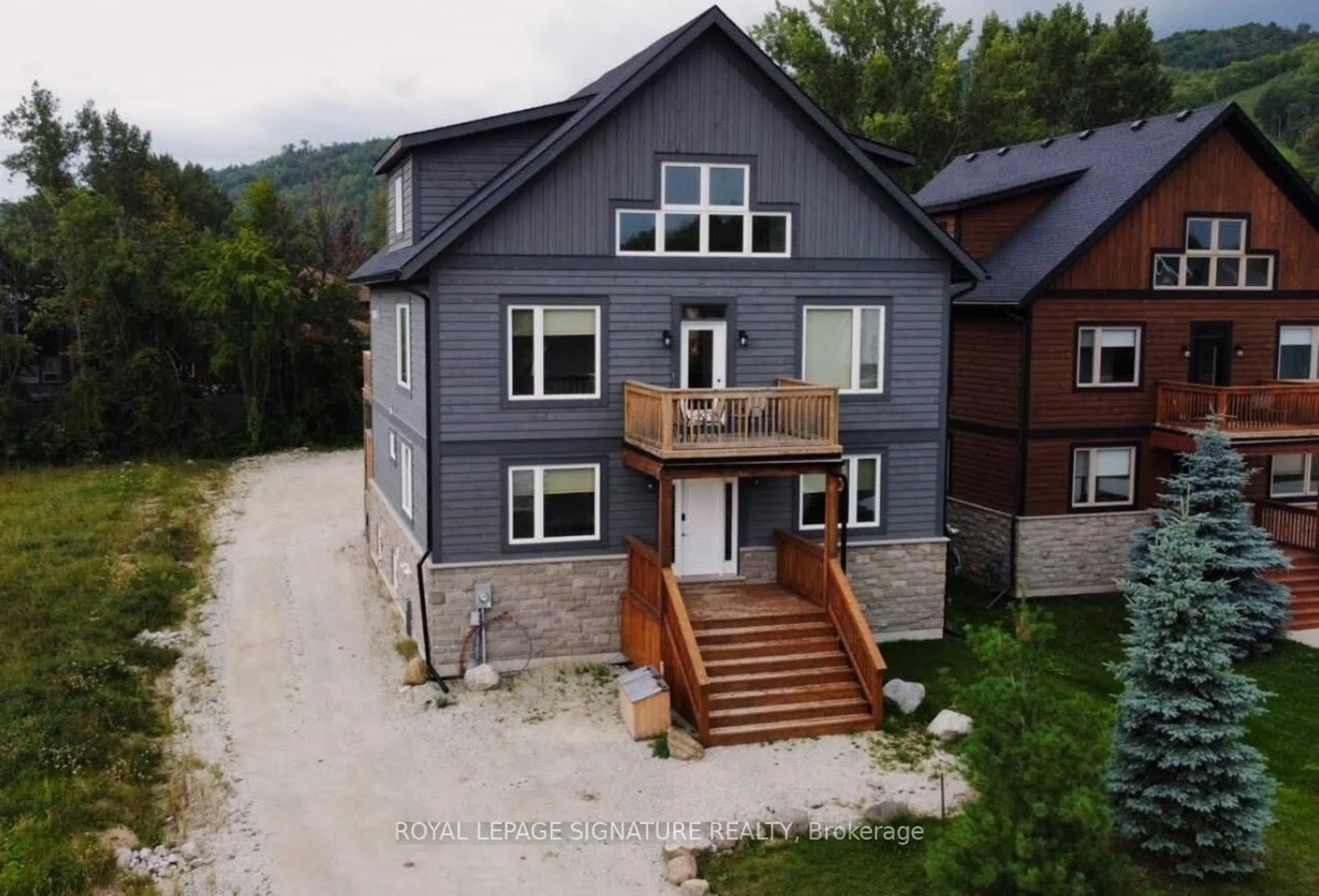 A pic from outside/outdoor area/front of a property/back of a property/a pic from drone, building for 100 Pilsen Way, Blue Mountains Ontario L9Y 0N7