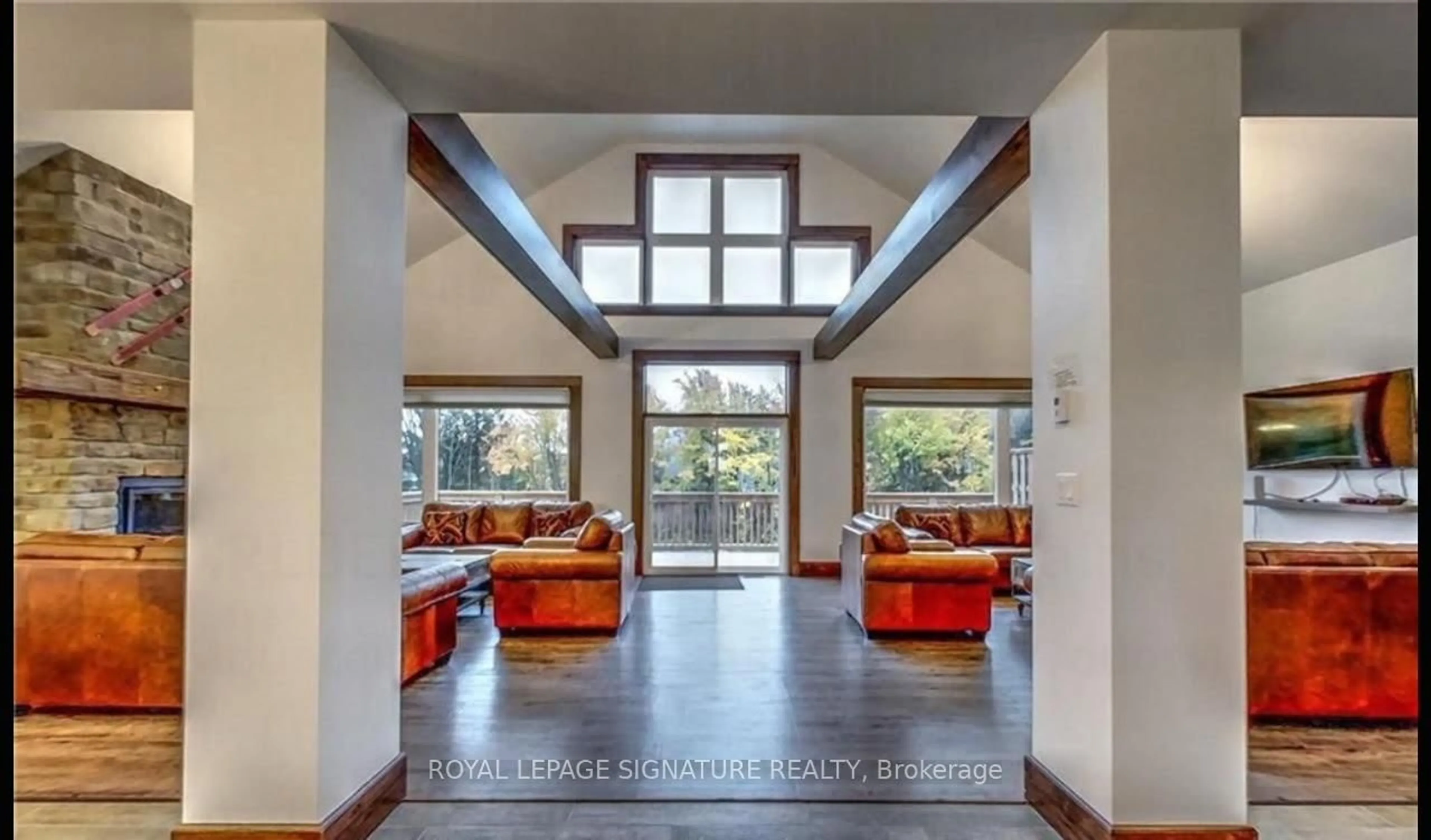 Indoor foyer for 100 Pilsen Way, Blue Mountains Ontario L9Y 0N7