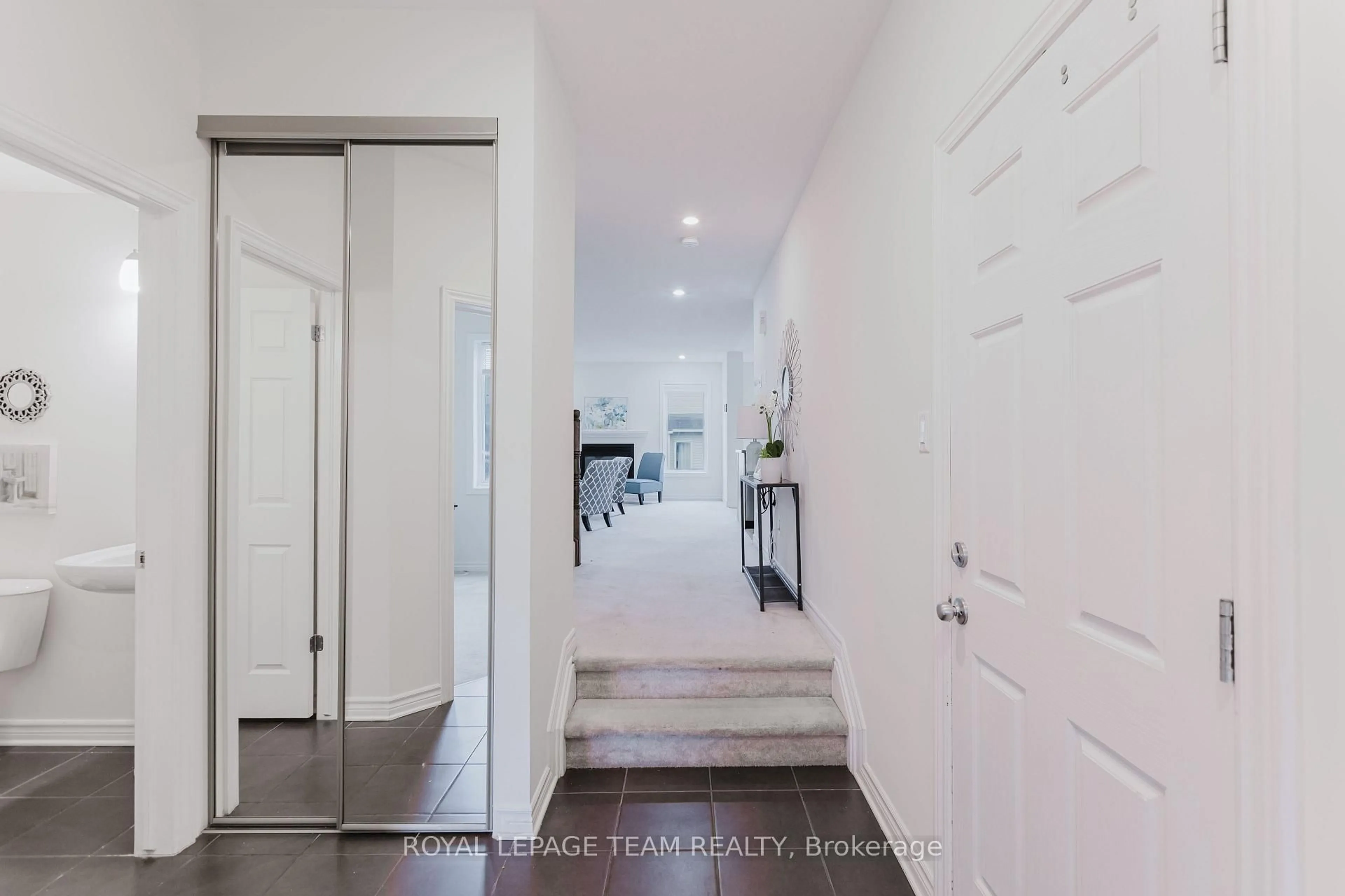 Indoor entryway for 411 Temiskaming Cres, Ottawa Ontario K2J 0V4