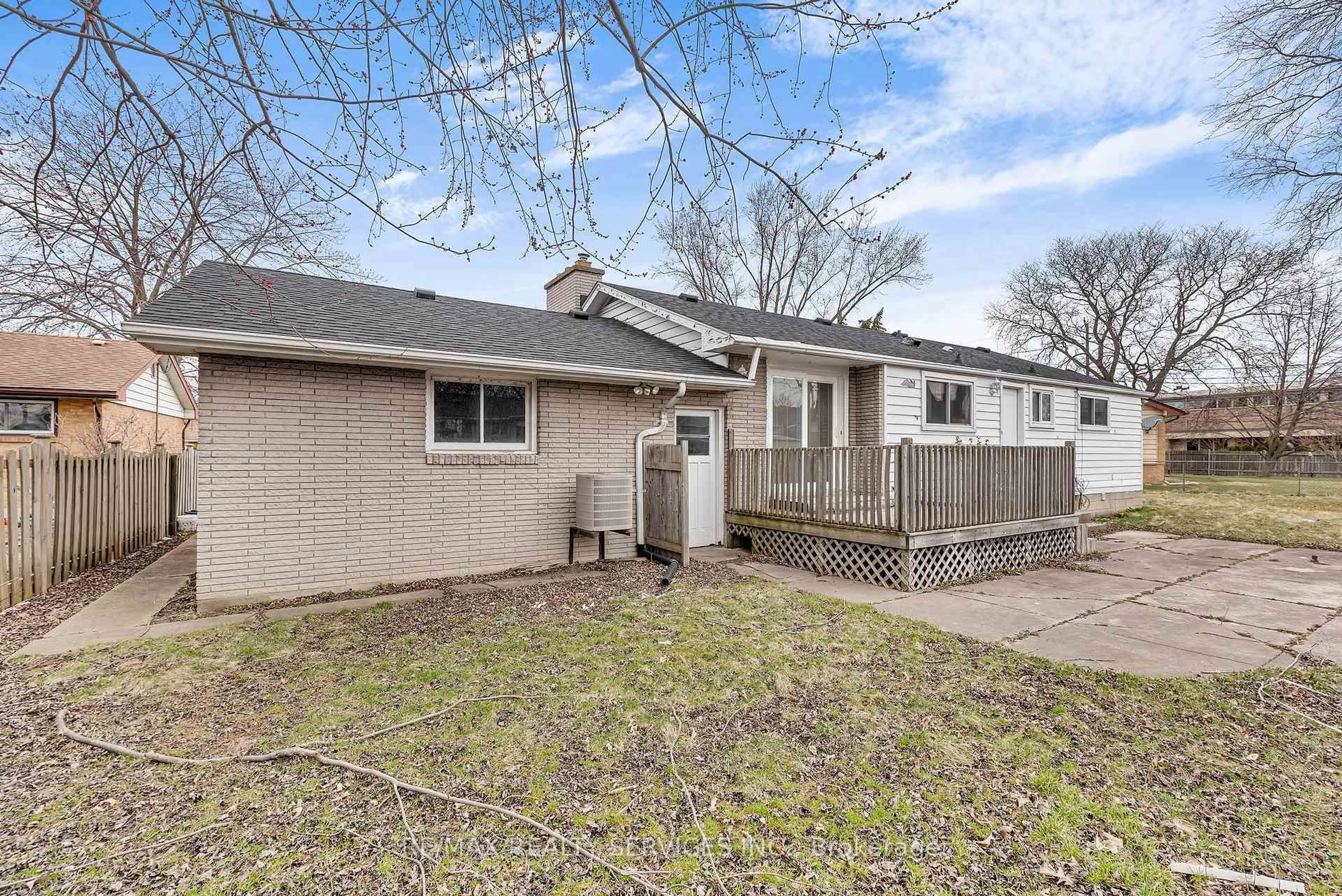 Unknown for 1547 Cherrylawn Cres, Windsor Ontario N9E 1P3