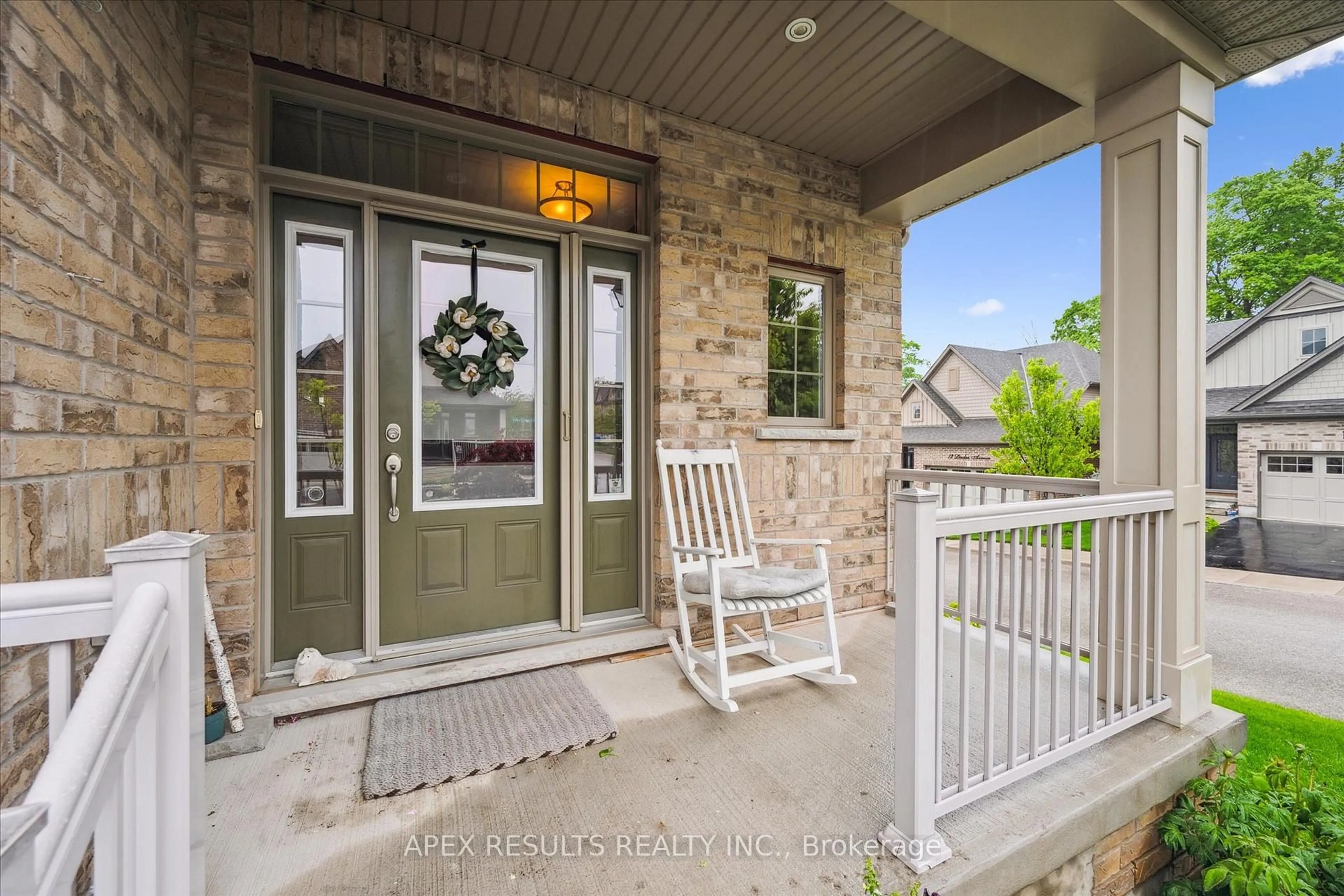 Indoor entryway for 10 CHESTNUT Dr, Guelph/Eramosa Ontario N0B 2K0