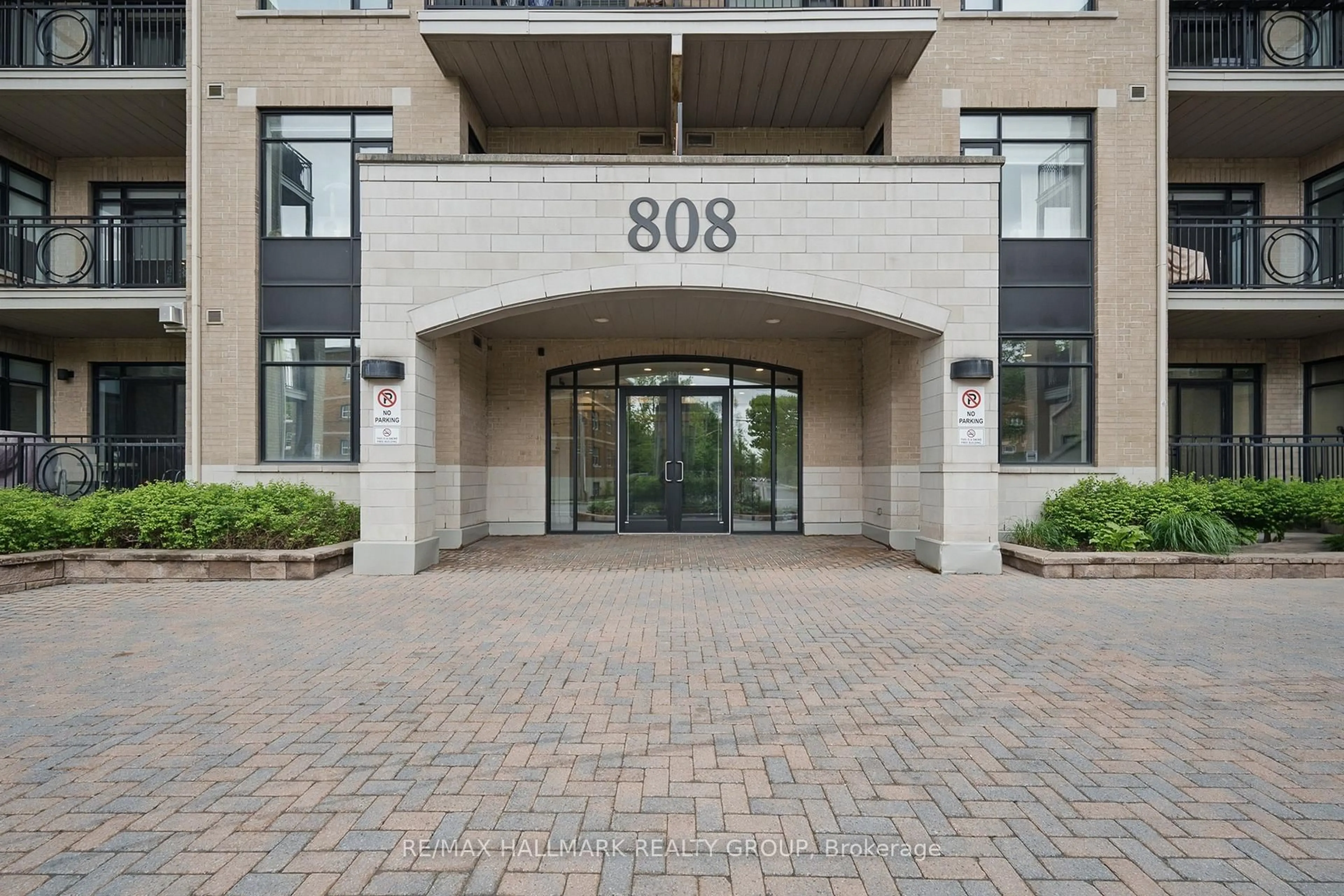 Indoor foyer for 808 Bronson Ave #PH7, Ottawa Ontario K1S 5A4
