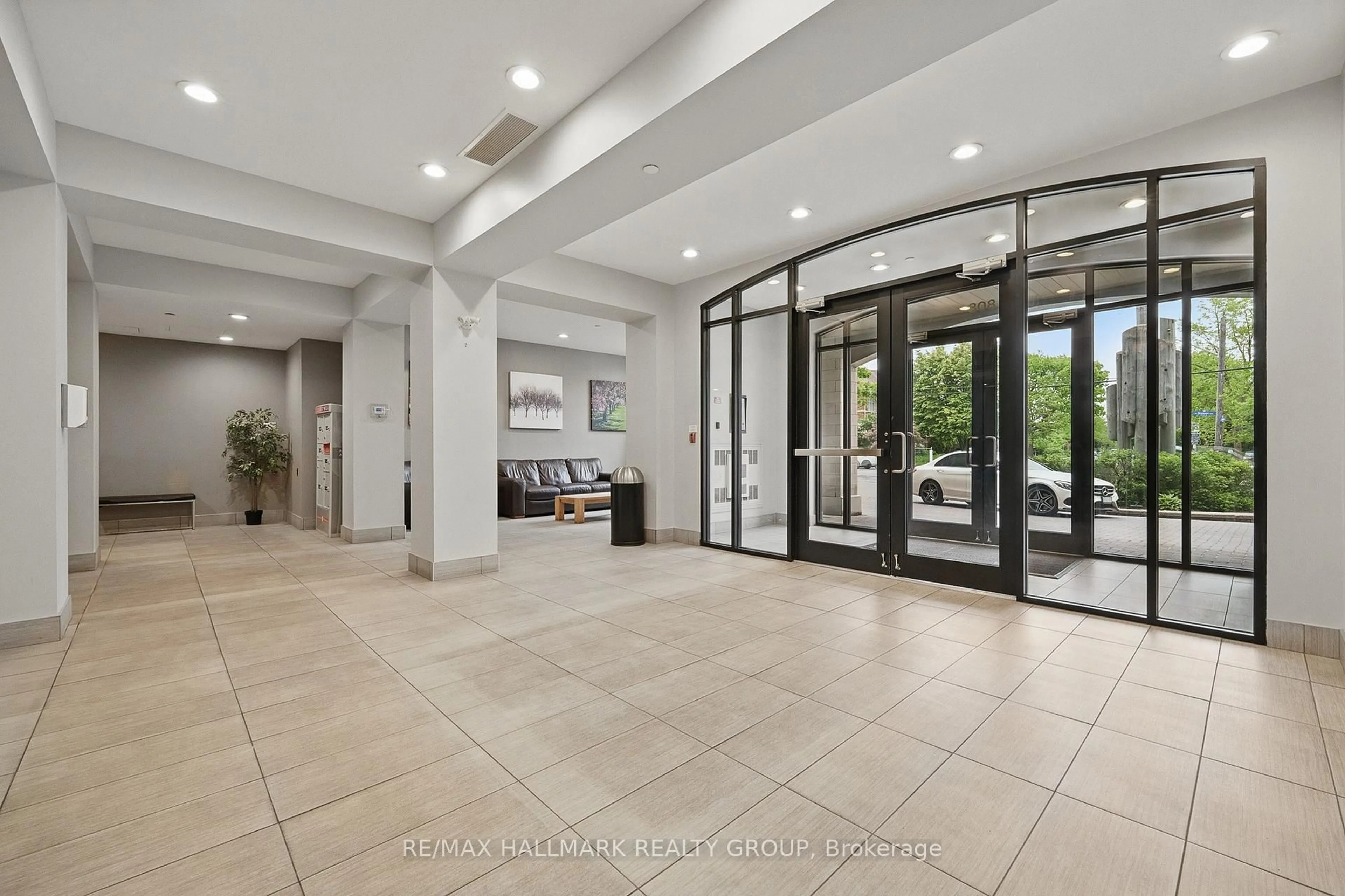 Indoor foyer for 808 Bronson Ave #PH7, Ottawa Ontario K1S 5A4