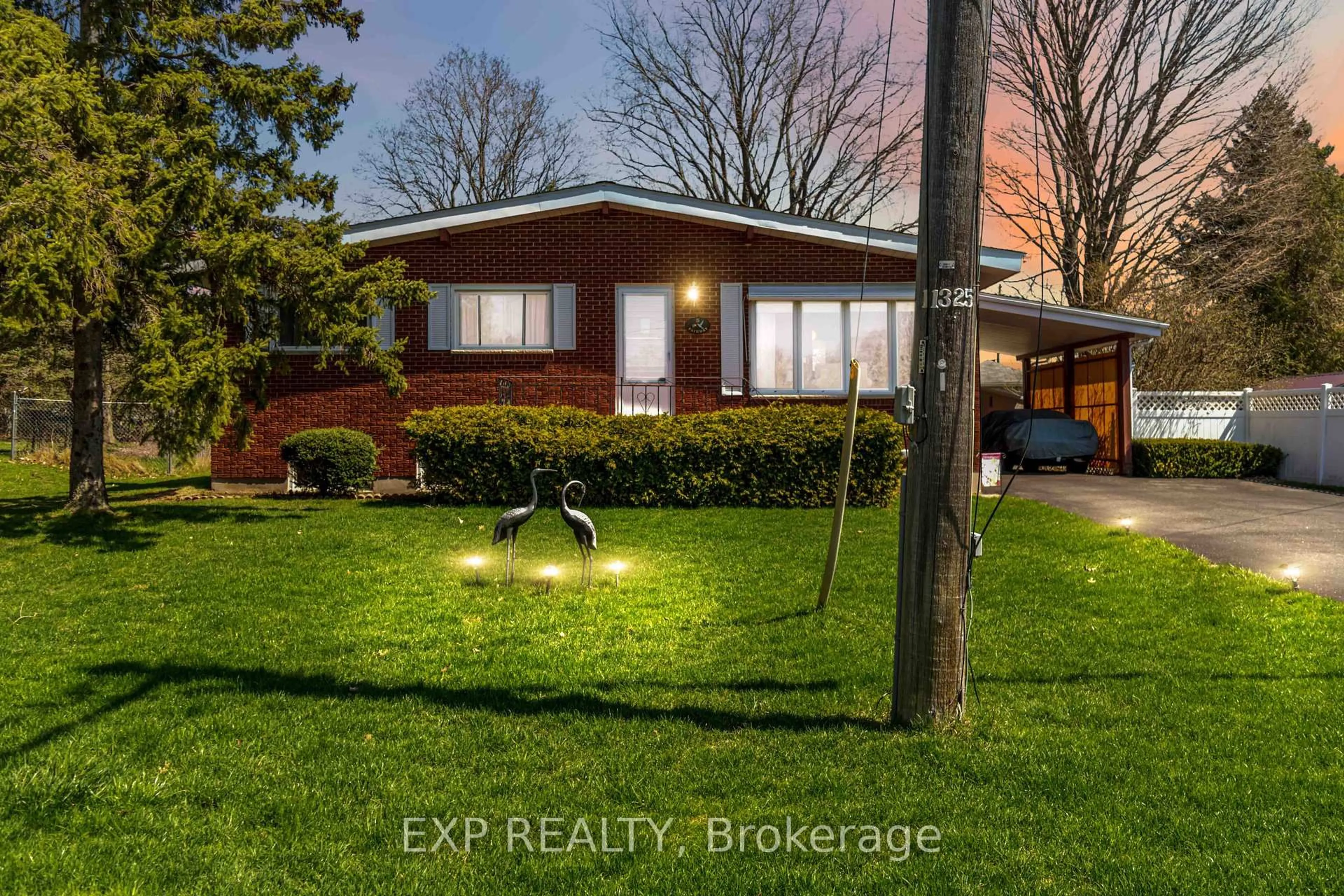 A pic from outside/outdoor area/front of a property/back of a property/a pic from drone, street for 5 Fairway Cres, Brockville Ontario K6V 3V1