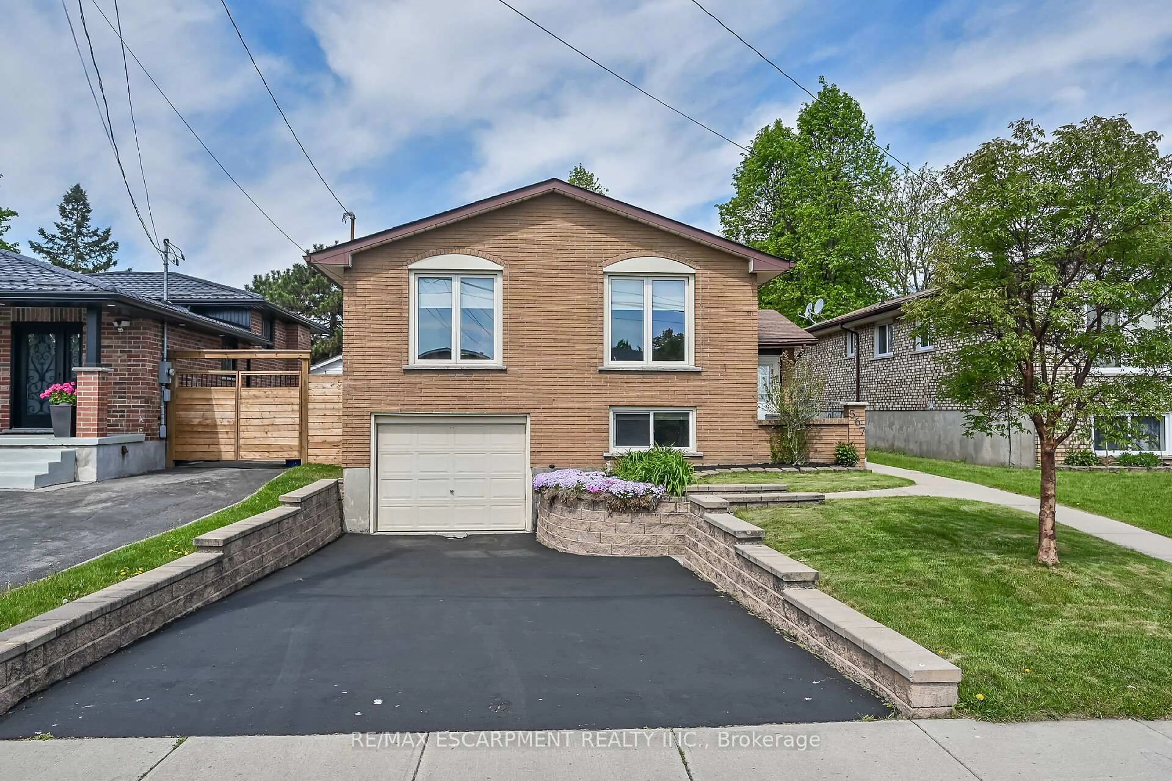 Home with brick exterior material, street for 567 QUEEN VICTORIA Dr, Hamilton Ontario L8W 1W8