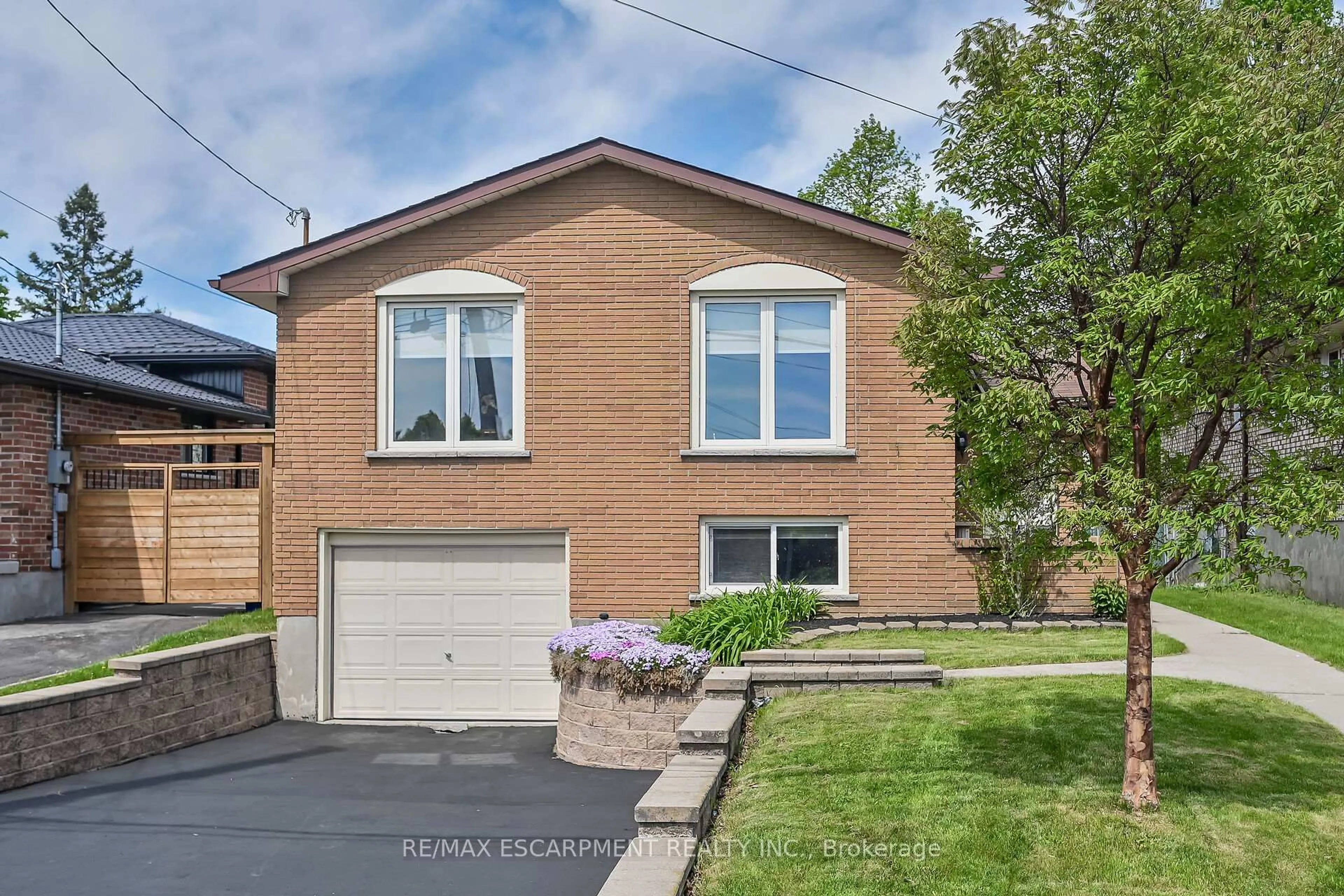 Home with brick exterior material, street for 567 QUEEN VICTORIA Dr, Hamilton Ontario L8W 1W8