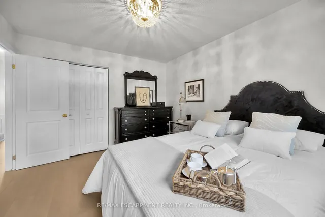 Additional property image - 567 QUEEN VICTORIA Dr