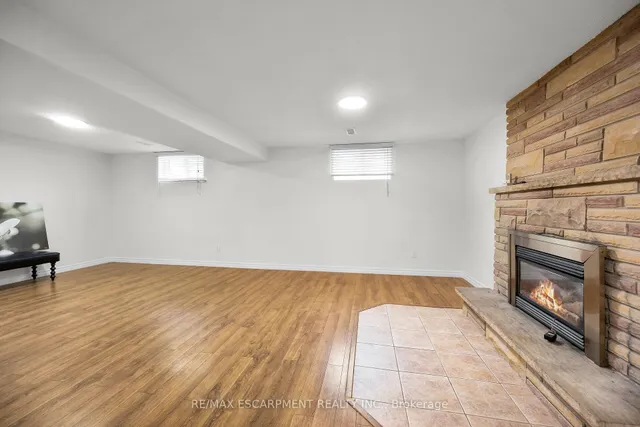 Additional property image - 567 QUEEN VICTORIA Dr