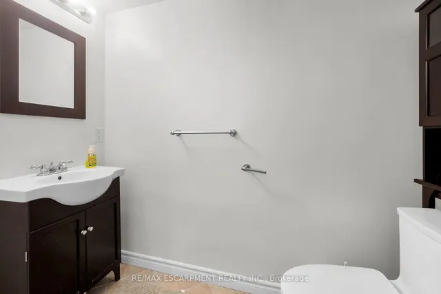 Additional property image - 567 QUEEN VICTORIA Dr