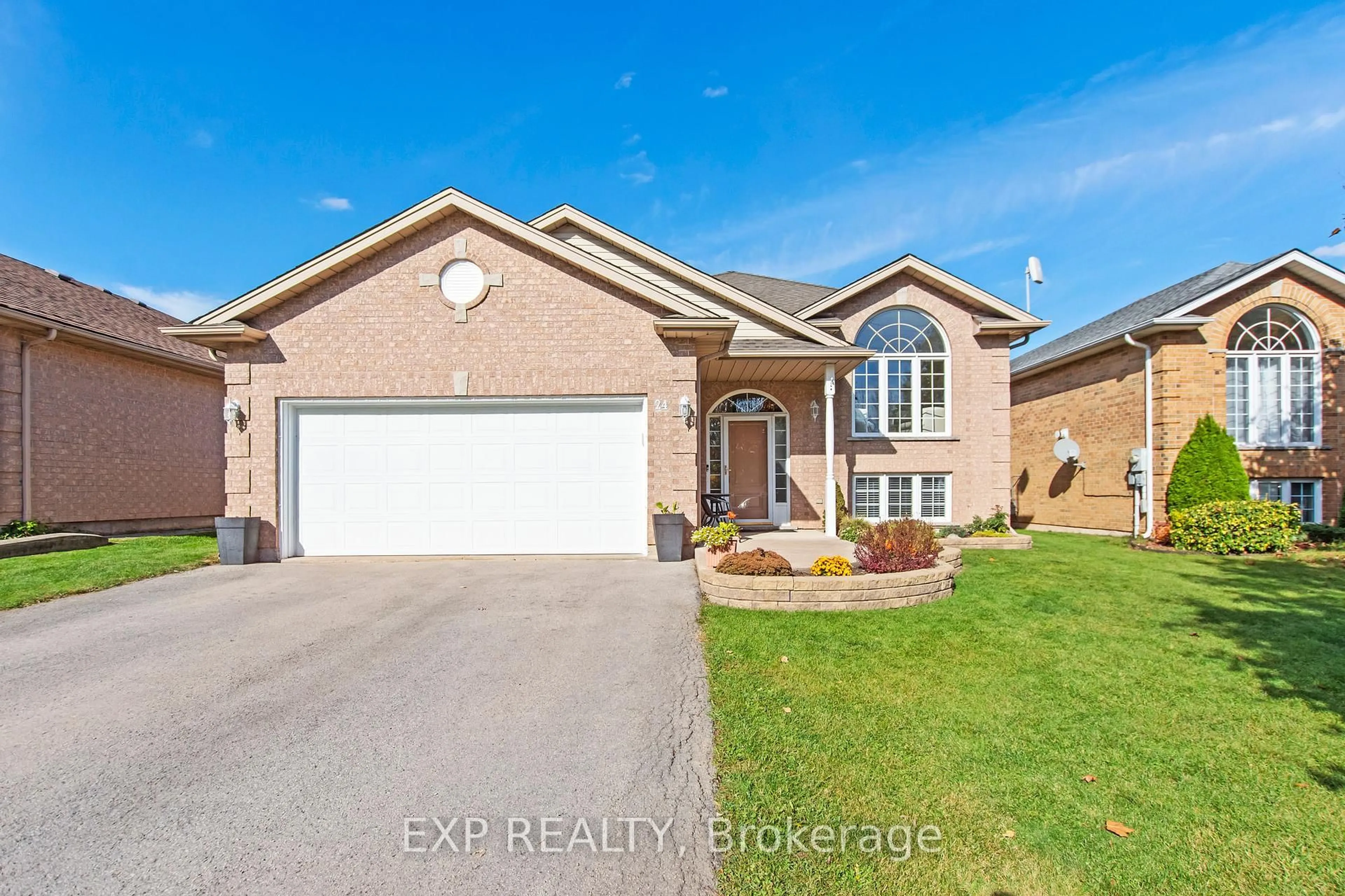 Home with brick exterior material, street for 24 Quaker Rd, Welland Ontario L3C 7K7