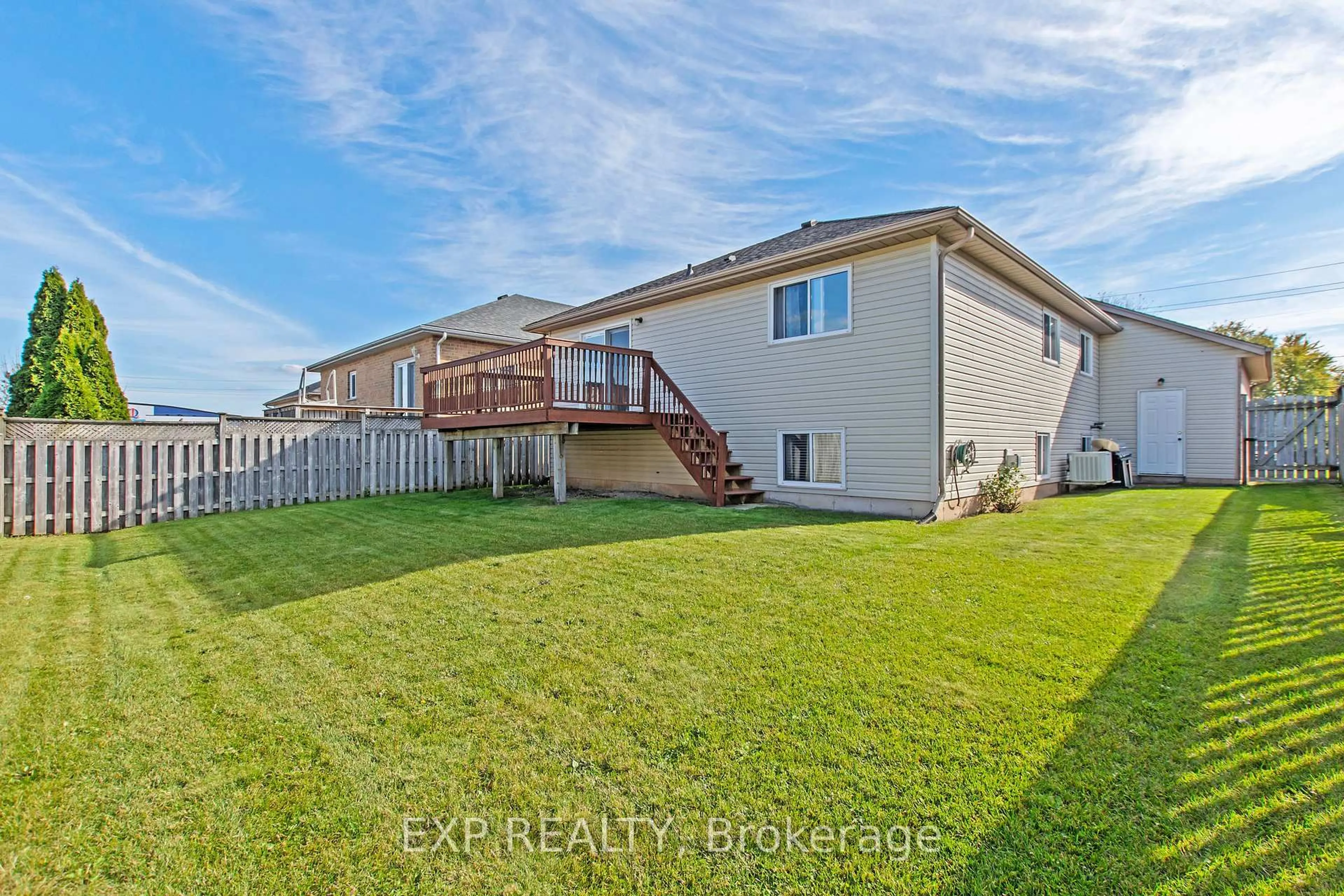 A pic from outside/outdoor area/front of a property/back of a property/a pic from drone, unknown for 24 Quaker Rd, Welland Ontario L3C 7K7