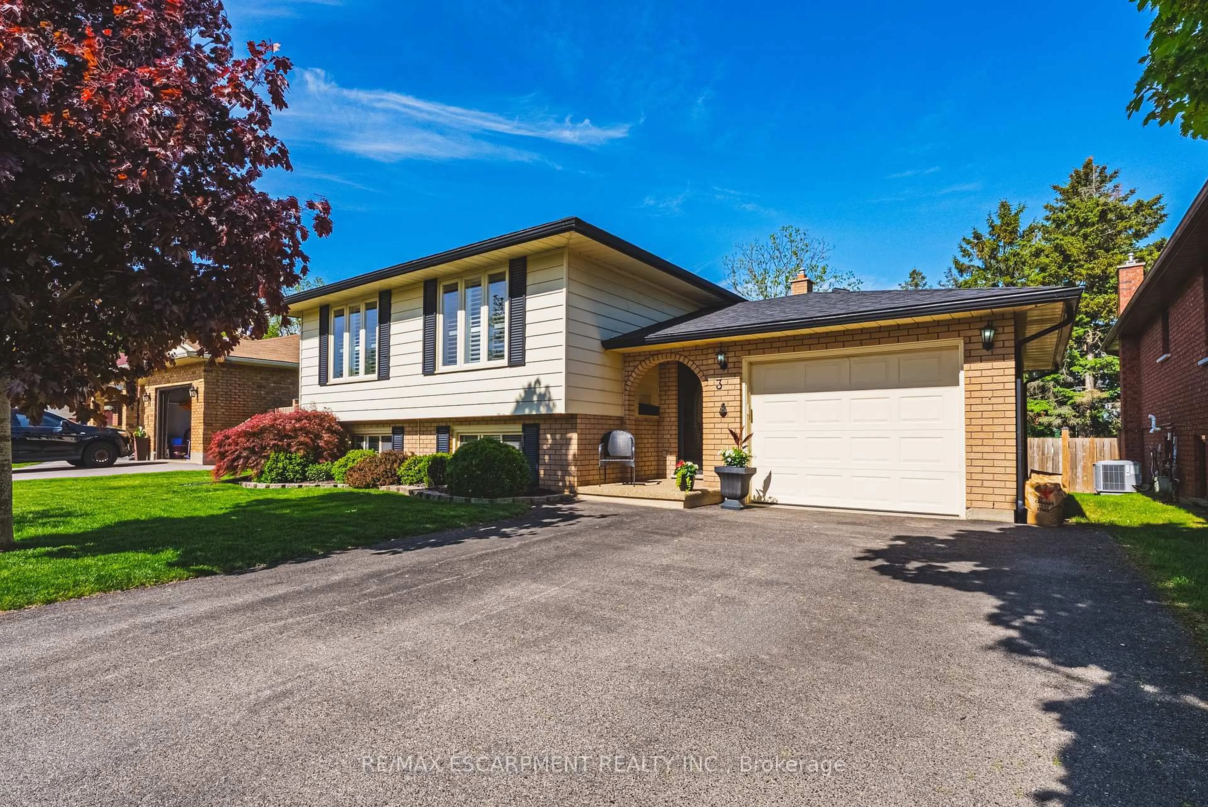 Home with vinyl exterior material, street for 3 Coral Crt, Brantford Ontario N3P 1L6