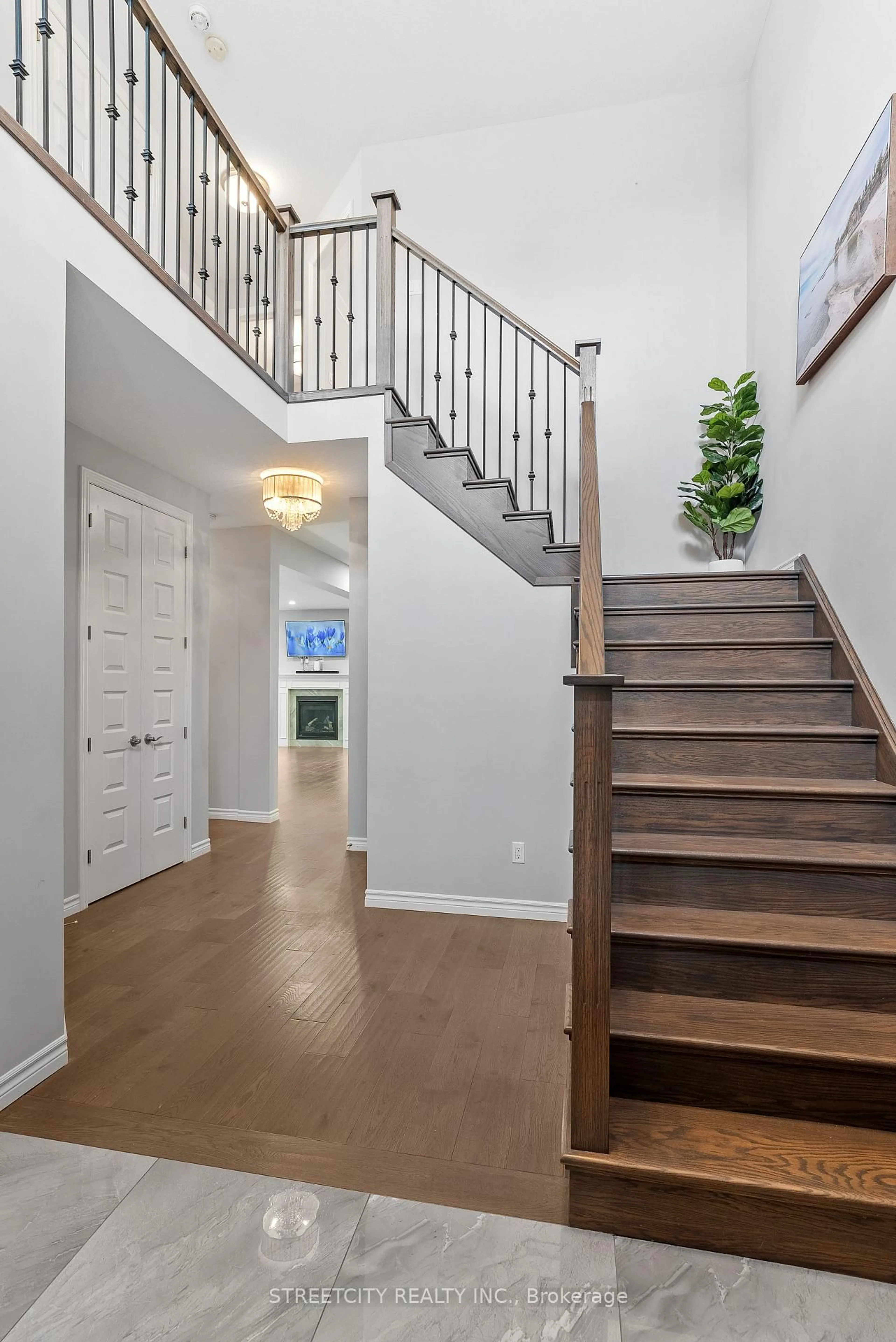 Indoor entryway for 3082 Tokala Tr, London North Ontario N6G 0S7