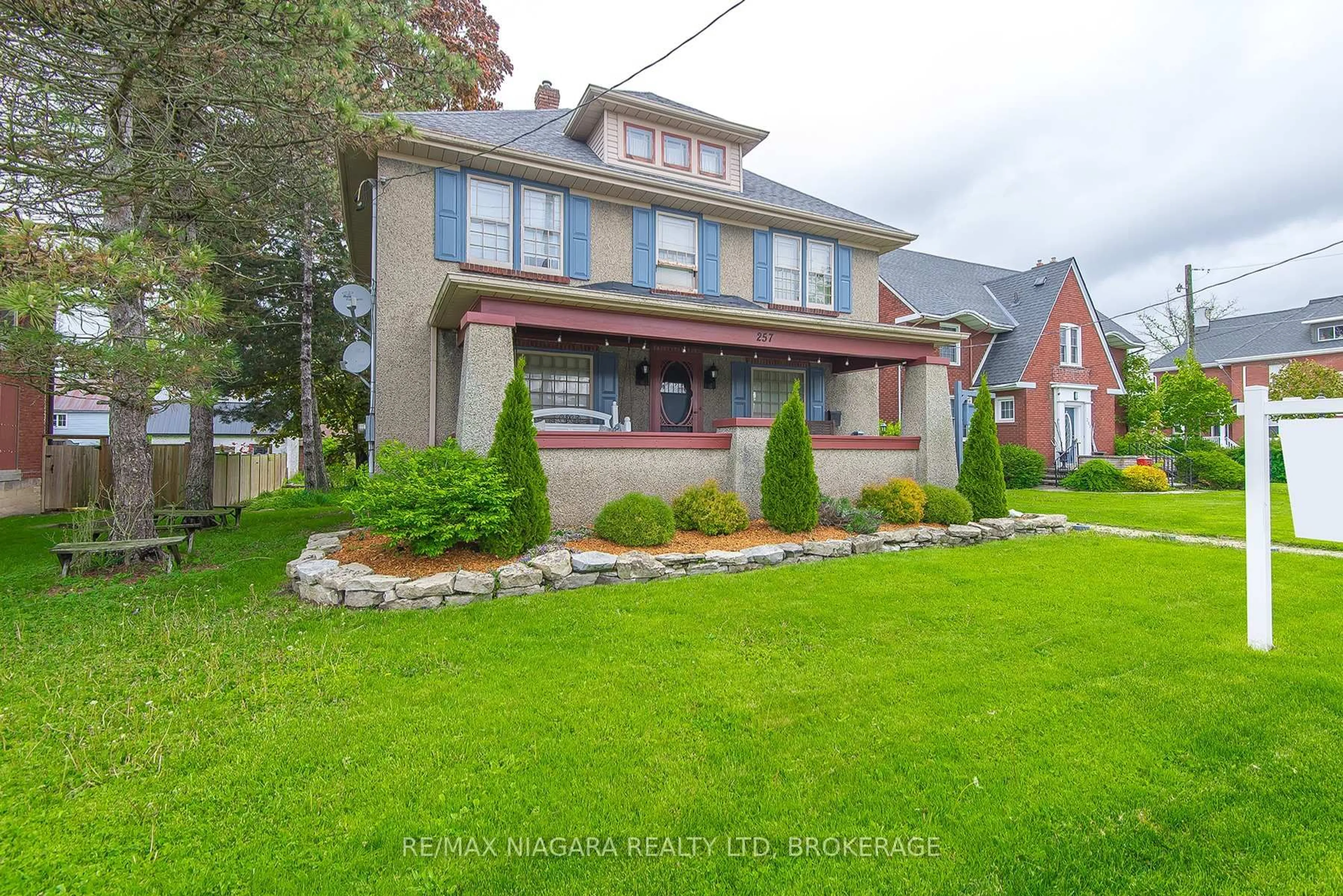 A pic from outside/outdoor area/front of a property/back of a property/a pic from drone, street for 257 Sugarloaf St, Port Colborne Ontario L3K 2P1