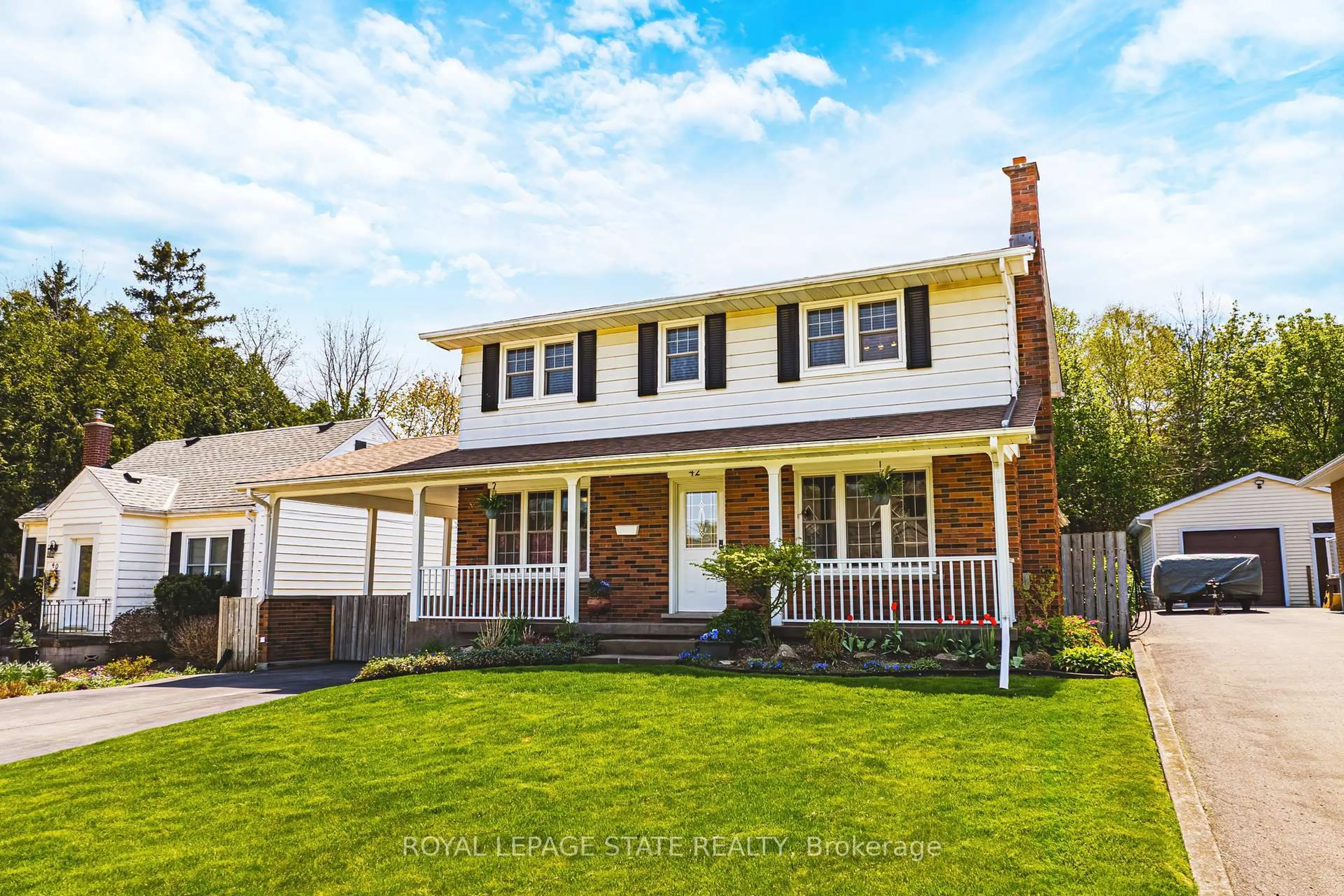Home with vinyl exterior material, street for 42 Mercer St, Hamilton Ontario L9H 2N6