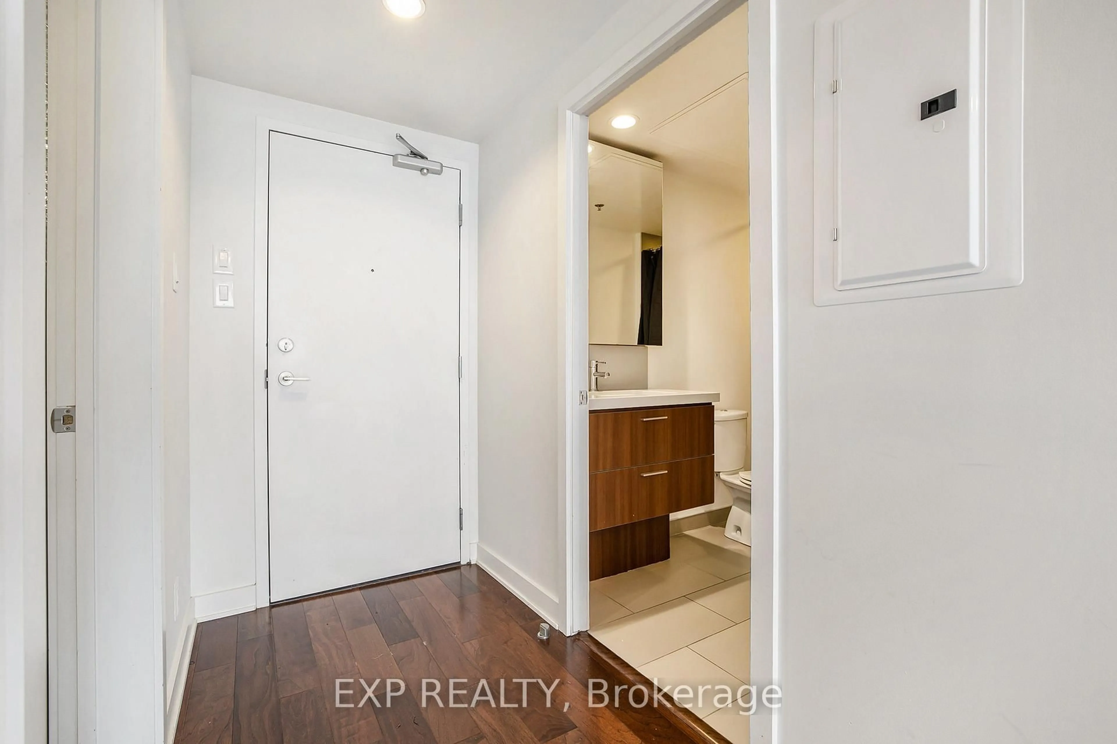 Indoor entryway for 340 Mcleod St #547, Ottawa Ontario K2P 1A4