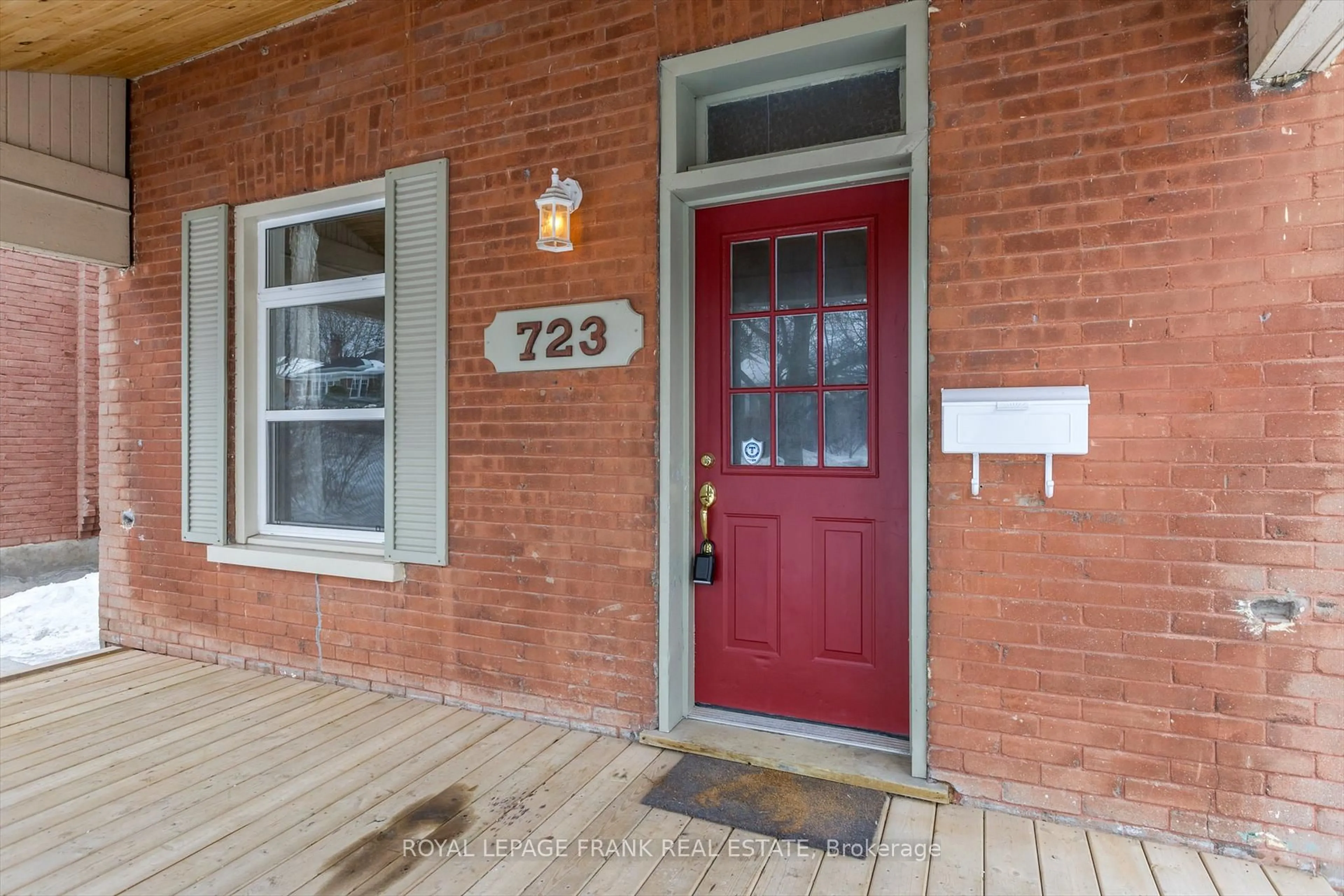 Indoor entryway for 723 Bethune St, Peterborough North Ontario K9H 4A5