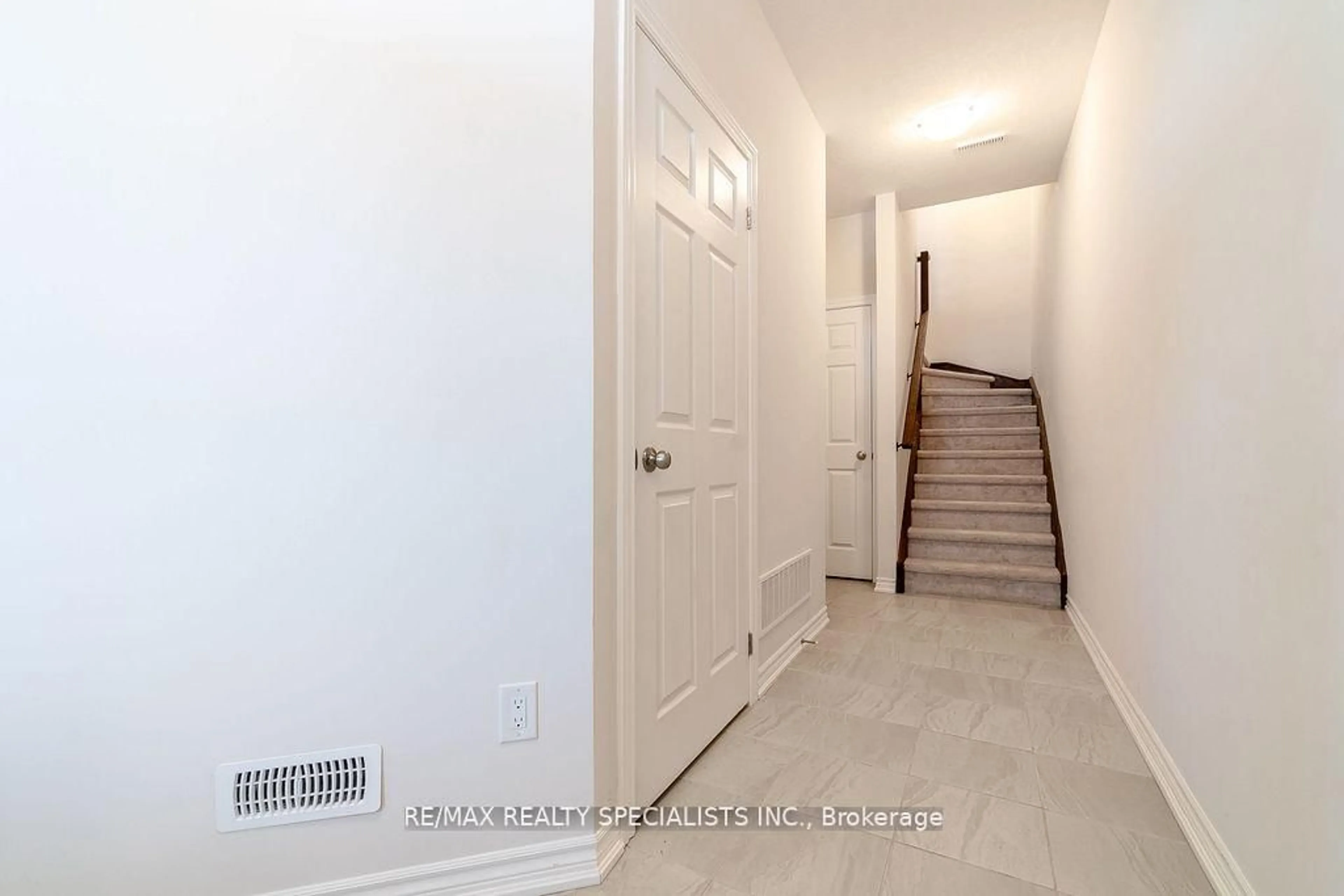 Indoor entryway for 677 Park Rd #126, Brantford Ontario N3R 0A2