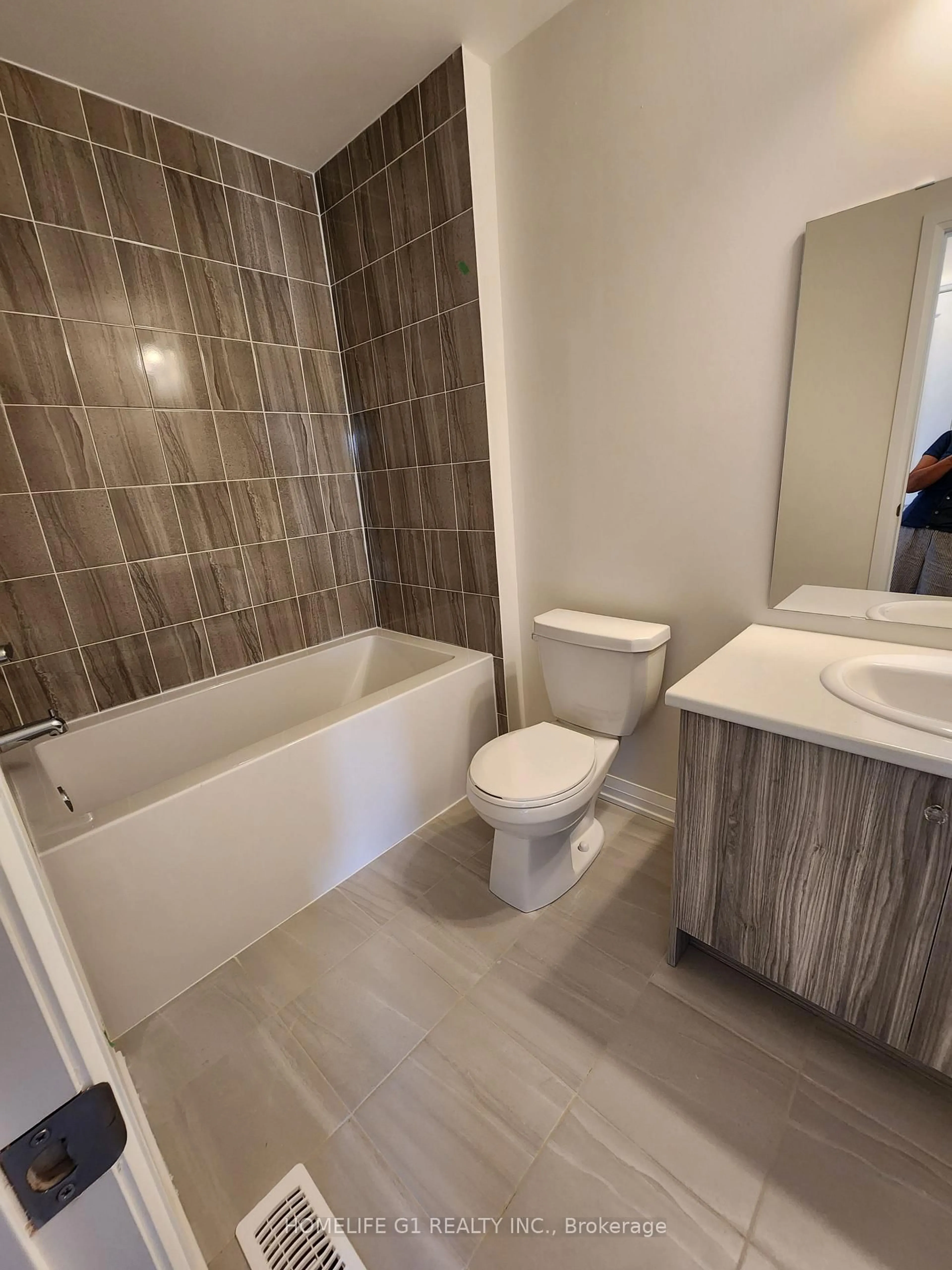 Standard bathroom, ceramic/tile floor for 585 Colborne St #405, Brantford Ontario N3S 0K4