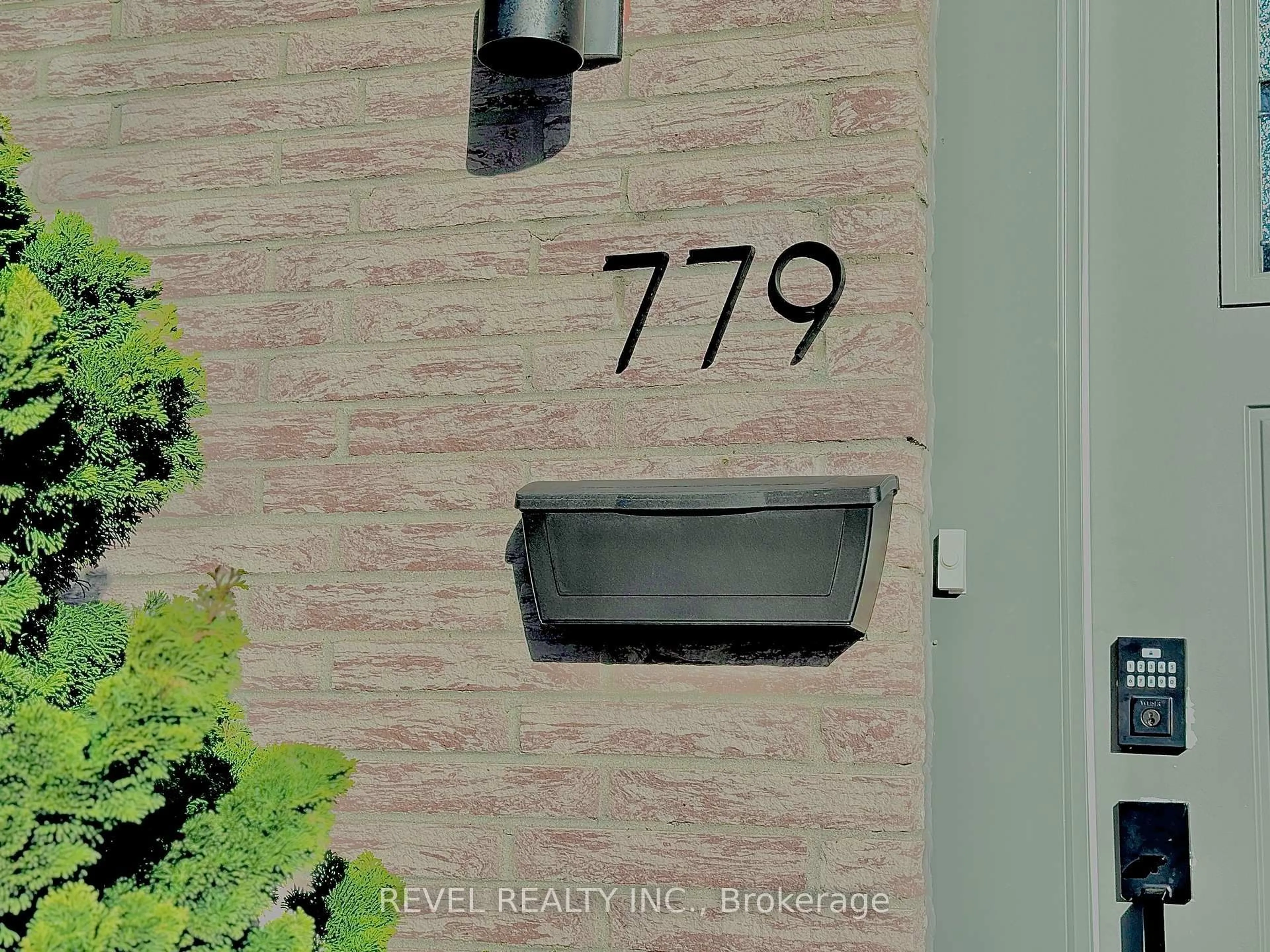 Indoor entryway for 779 Monsarrat Ave, London East Ontario N5Y 4Y3