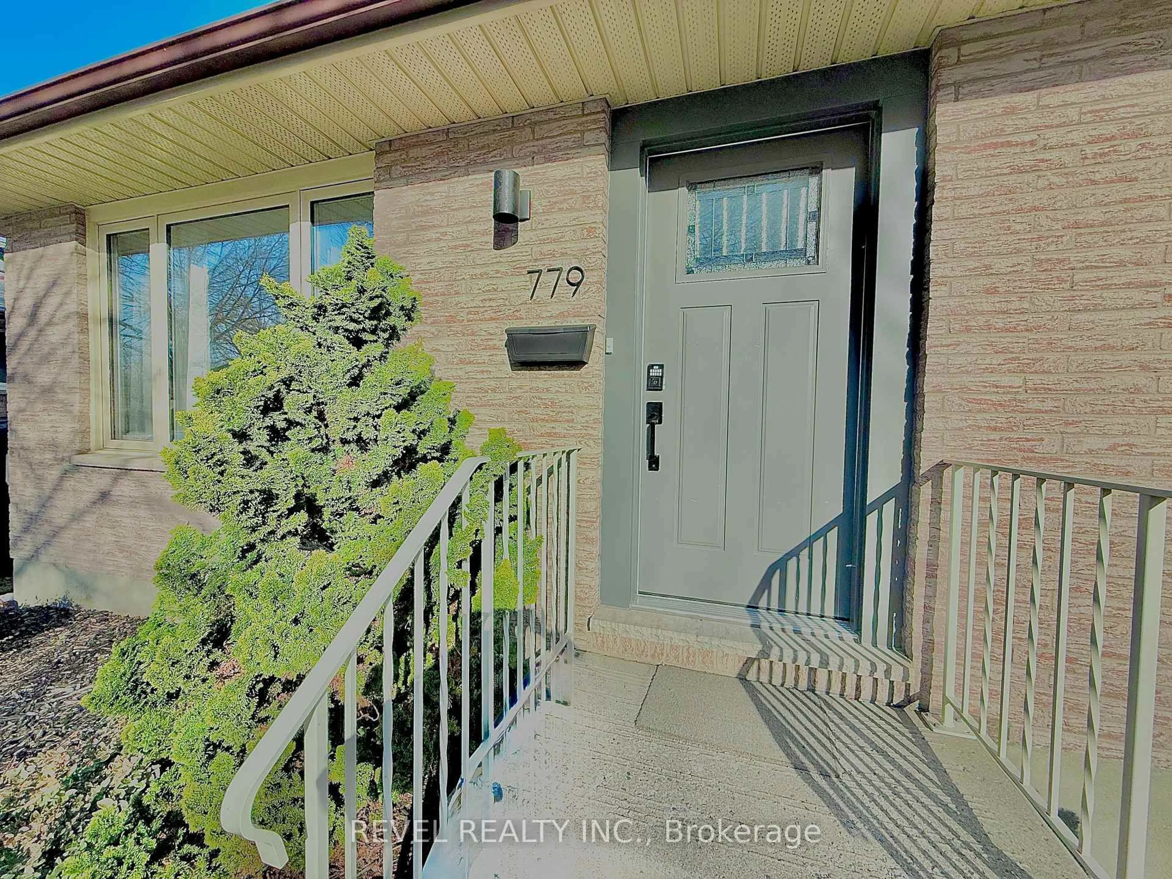 Indoor entryway for 779 Monsarrat Ave, London East Ontario N5Y 4Y3