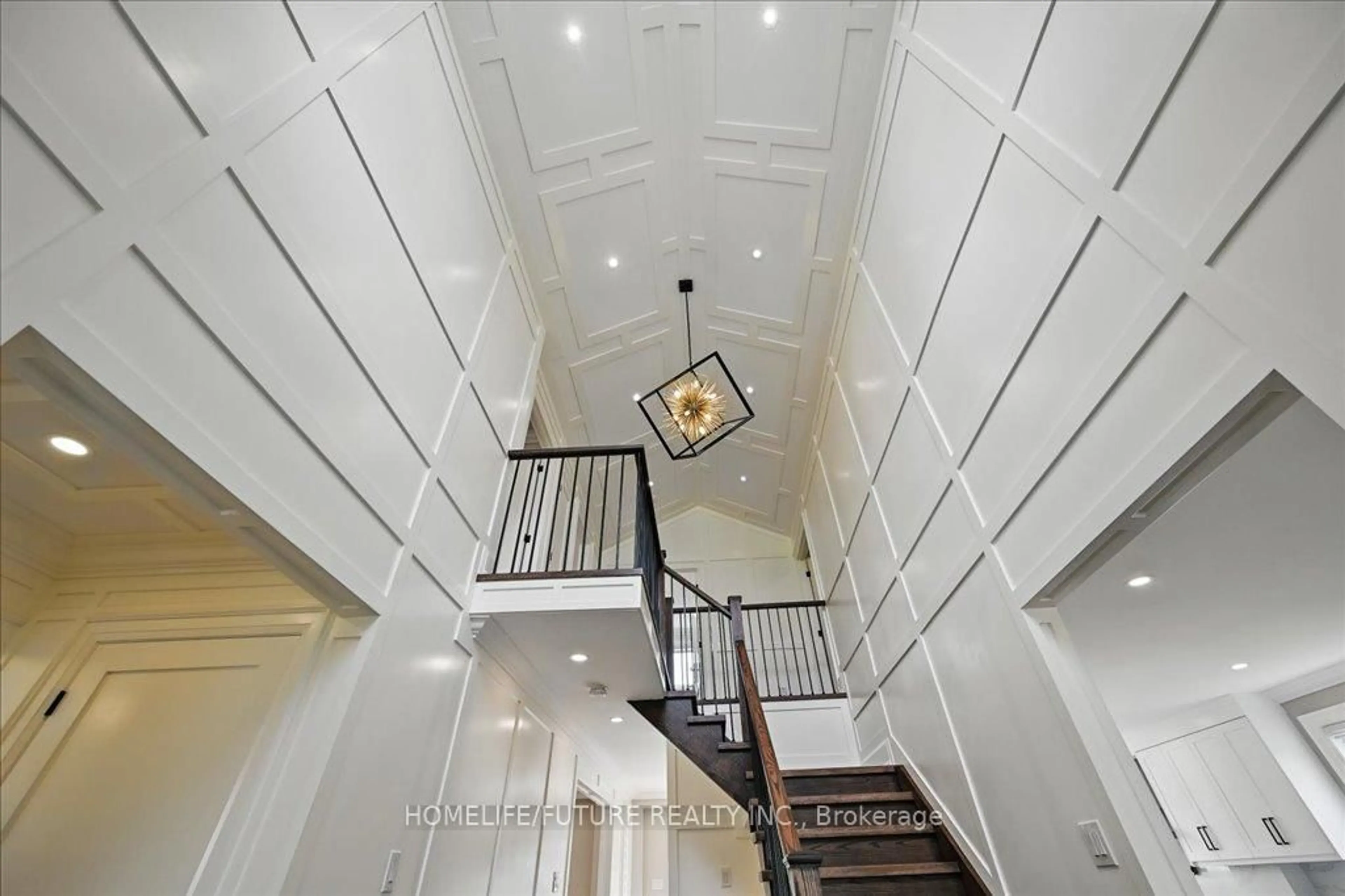 Indoor foyer for 7 Grandview Ave, Hamilton Ontario L8E 5A5