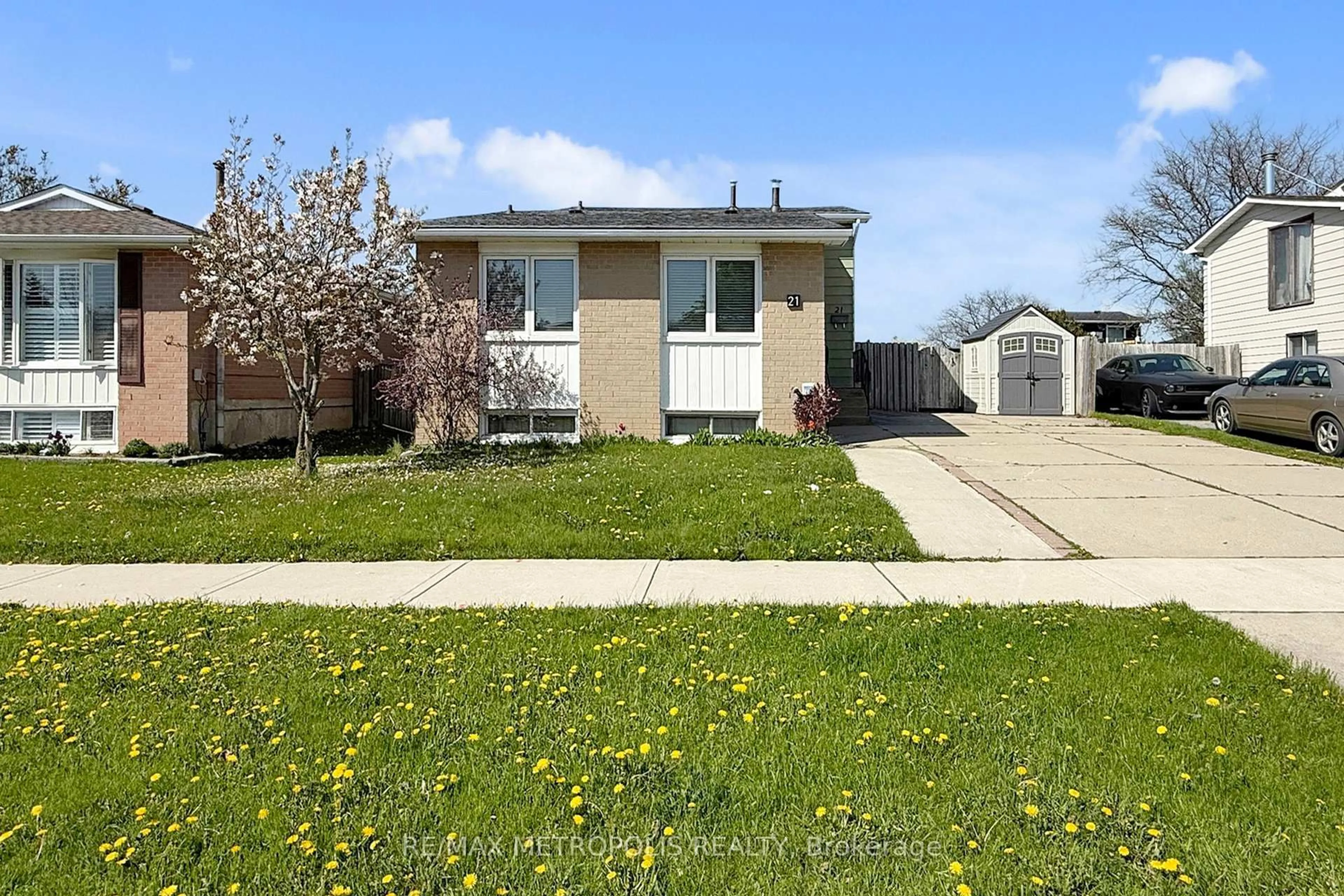 Home with vinyl exterior material, street for 21 Marston St, Hamilton Ontario L8J 1G5